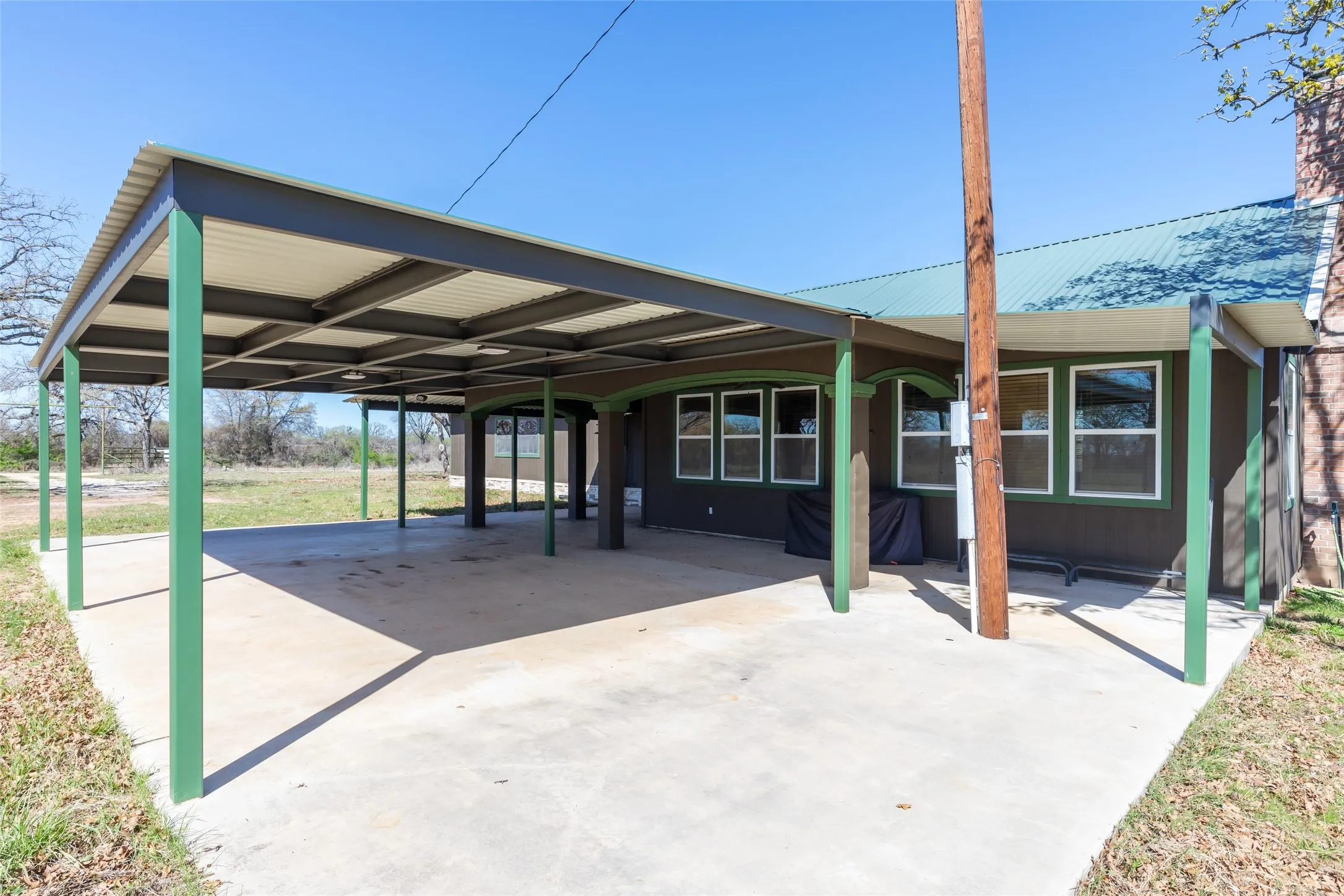 Single Family Residence For Sale in Brown County , 15100 CR 129, Brownwood, Texas 76801, 2 Bedroom, 2 Bathroom, Garage spaces, 2,510 Sqft, built in 1966, mls#21114417, Real Estate Agent in Brownwood, Homes For Sale in Brown county, Homes For Sale in Brownwood, Realtor in Brownwood Texas, Real Estate Brokerage Independent Realty Texas, Luminita Cordes Realtor