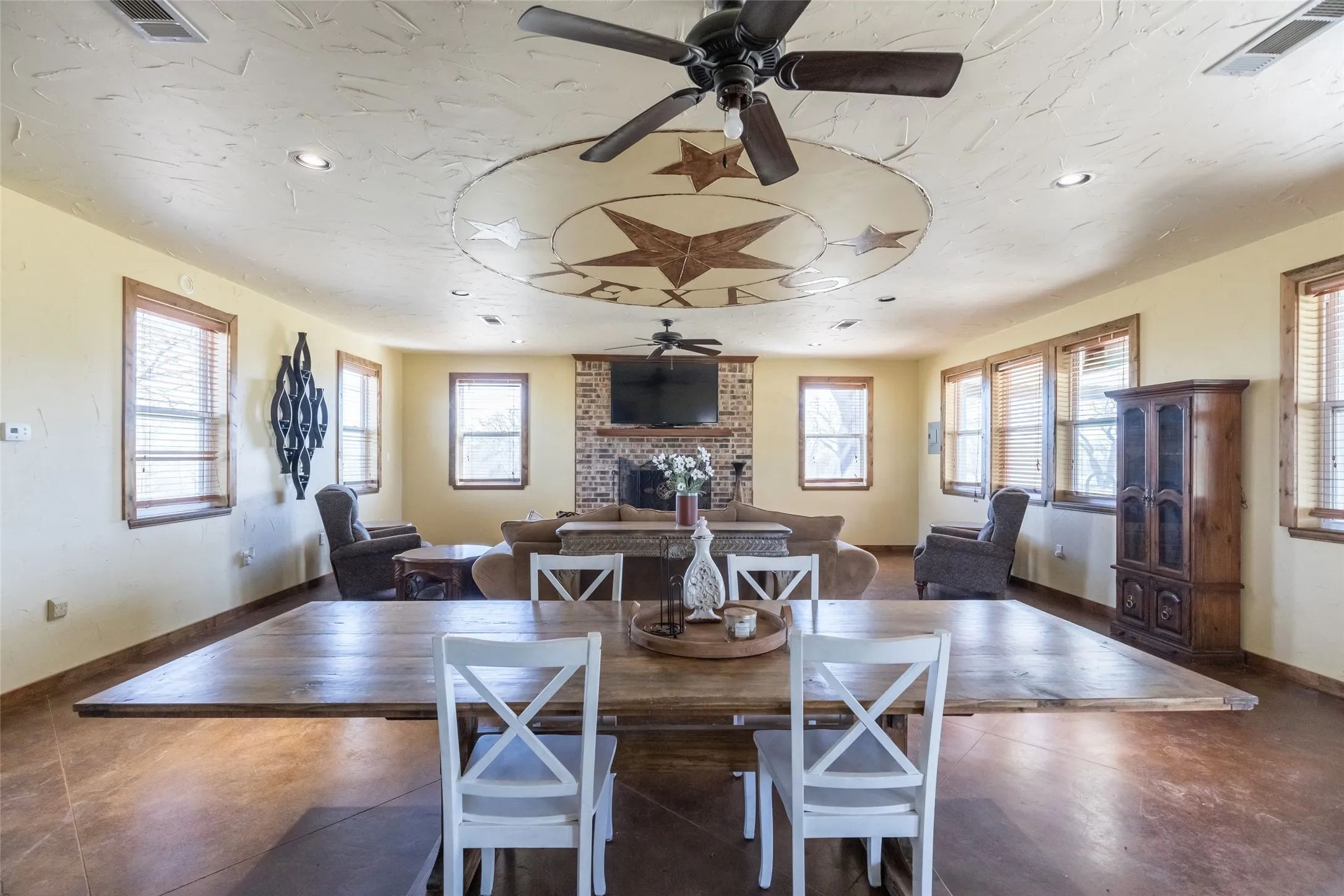 Single Family Residence For Sale in Brown County , 15100 CR 129, Brownwood, Texas 76801, 2 Bedroom, 2 Bathroom, Garage spaces, 2,510 Sqft, built in 1966, mls#21114417, Real Estate Agent in Brownwood, Homes For Sale in Brown county, Homes For Sale in Brownwood, Realtor in Brownwood Texas, Real Estate Brokerage Independent Realty Texas, Luminita Cordes Realtor