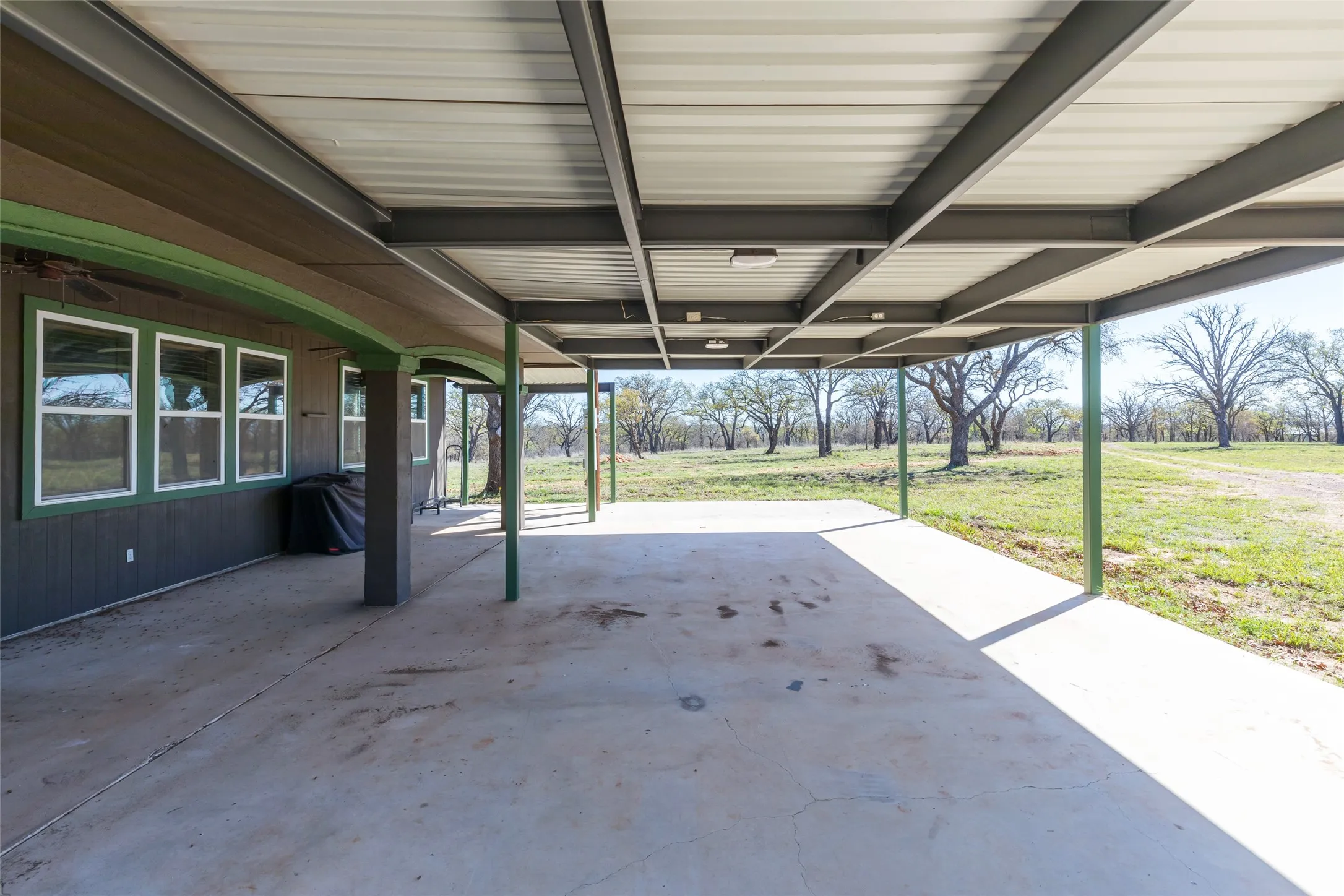 Single Family Residence For Sale in Brown County , 15100 CR 129, Brownwood, Texas 76801, 2 Bedroom, 2 Bathroom, Garage spaces, 2,510 Sqft, built in 1966, mls#21114417, Real Estate Agent in Brownwood, Homes For Sale in Brown county, Homes For Sale in Brownwood, Realtor in Brownwood Texas, Real Estate Brokerage Independent Realty Texas, Luminita Cordes Realtor