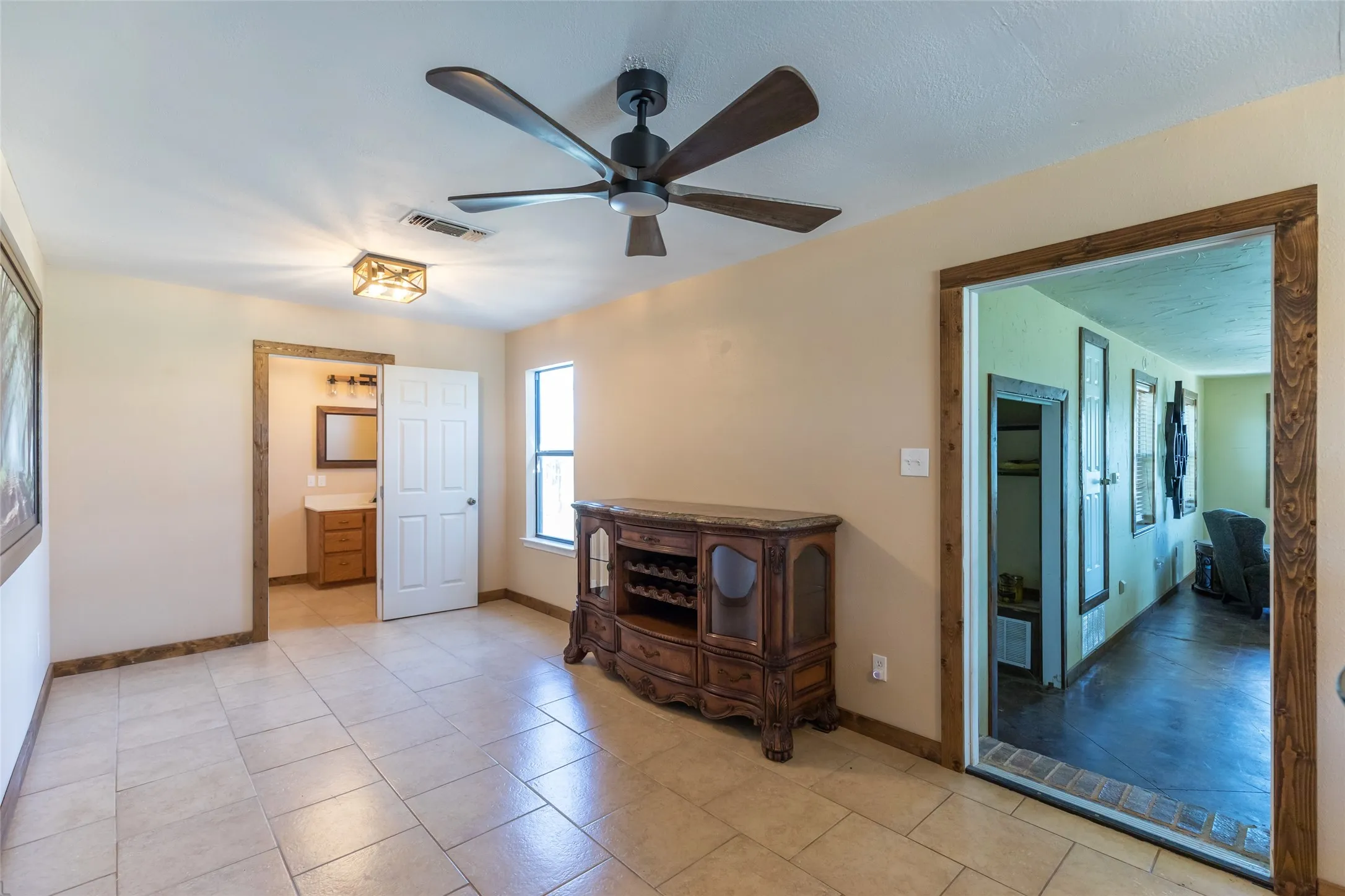 Single Family Residence For Sale in Brown County , 15100 CR 129, Brownwood, Texas 76801, 2 Bedroom, 2 Bathroom, Garage spaces, 2,510 Sqft, built in 1966, mls#21114417, Real Estate Agent in Brownwood, Homes For Sale in Brown county, Homes For Sale in Brownwood, Realtor in Brownwood Texas, Real Estate Brokerage Independent Realty Texas, Luminita Cordes Realtor
