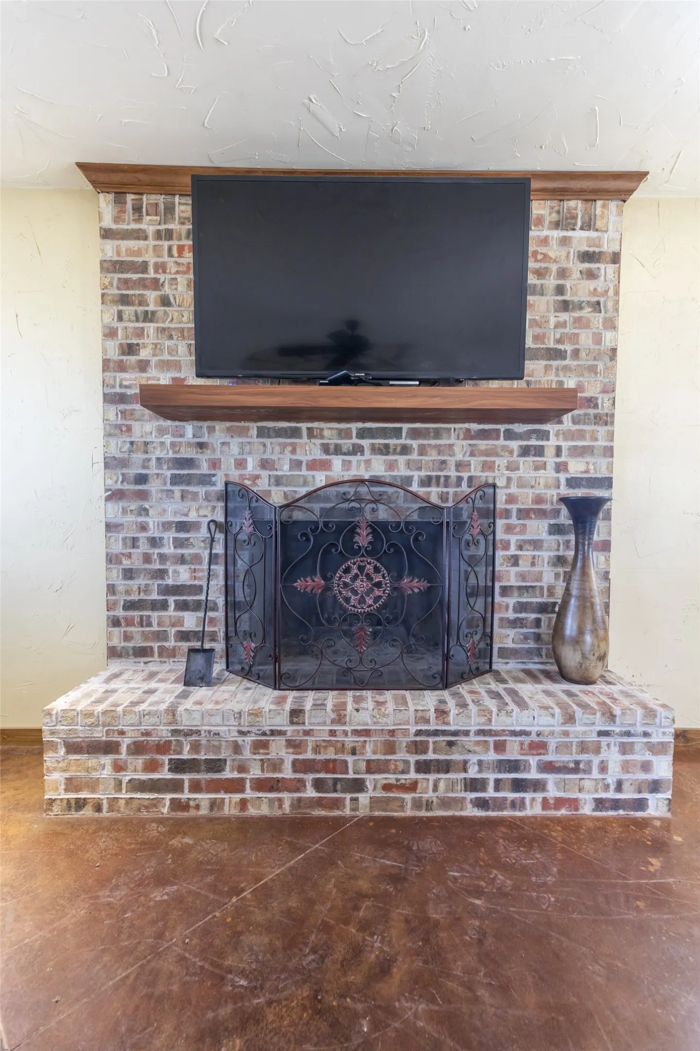Single Family Residence For Sale in Brown County , 15100 CR 129, Brownwood, Texas 76801, 2 Bedroom, 2 Bathroom, Garage spaces, 2,510 Sqft, built in 1966, mls#21114417, Real Estate Agent in Brownwood, Homes For Sale in Brown county, Homes For Sale in Brownwood, Realtor in Brownwood Texas, Real Estate Brokerage Independent Realty Texas, Luminita Cordes Realtor