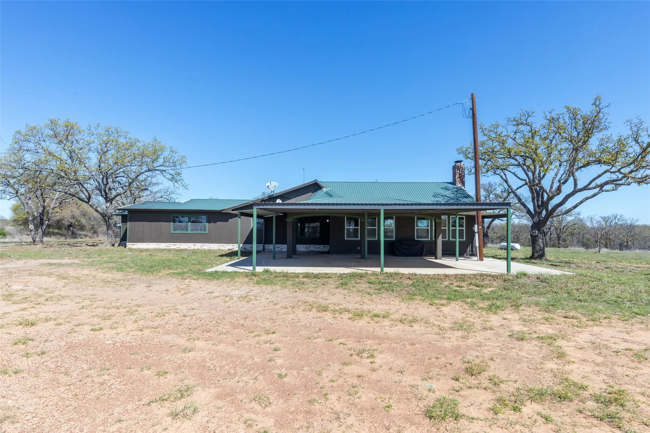 Single Family Residence For Sale in Brown County , 15100 CR 129, Brownwood, Texas 76801, 2 Bedroom, 2 Bathroom, Garage spaces, 2,510 Sqft, built in 1966, mls#21114417, Real Estate Agent in Brownwood, Homes For Sale in Brown county, Homes For Sale in Brownwood, Realtor in Brownwood Texas, Real Estate Brokerage Independent Realty Texas, Luminita Cordes Realtor