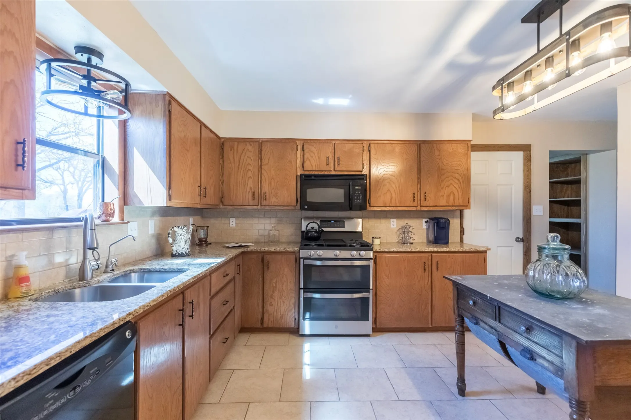 Single Family Residence For Sale in Brown County , 15100 CR 129, Brownwood, Texas 76801, 2 Bedroom, 2 Bathroom, Garage spaces, 2,510 Sqft, built in 1966, mls#21114417, Real Estate Agent in Brownwood, Homes For Sale in Brown county, Homes For Sale in Brownwood, Realtor in Brownwood Texas, Real Estate Brokerage Independent Realty Texas, Luminita Cordes Realtor