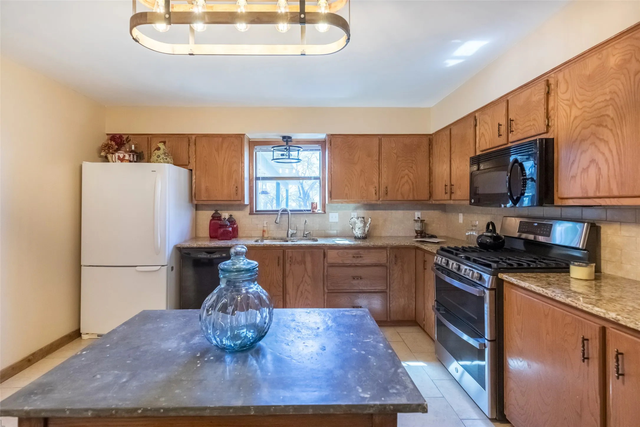 Single Family Residence For Sale in Brown County , 15100 CR 129, Brownwood, Texas 76801, 2 Bedroom, 2 Bathroom, Garage spaces, 2,510 Sqft, built in 1966, mls#21114417, Real Estate Agent in Brownwood, Homes For Sale in Brown county, Homes For Sale in Brownwood, Realtor in Brownwood Texas, Real Estate Brokerage Independent Realty Texas, Luminita Cordes Realtor