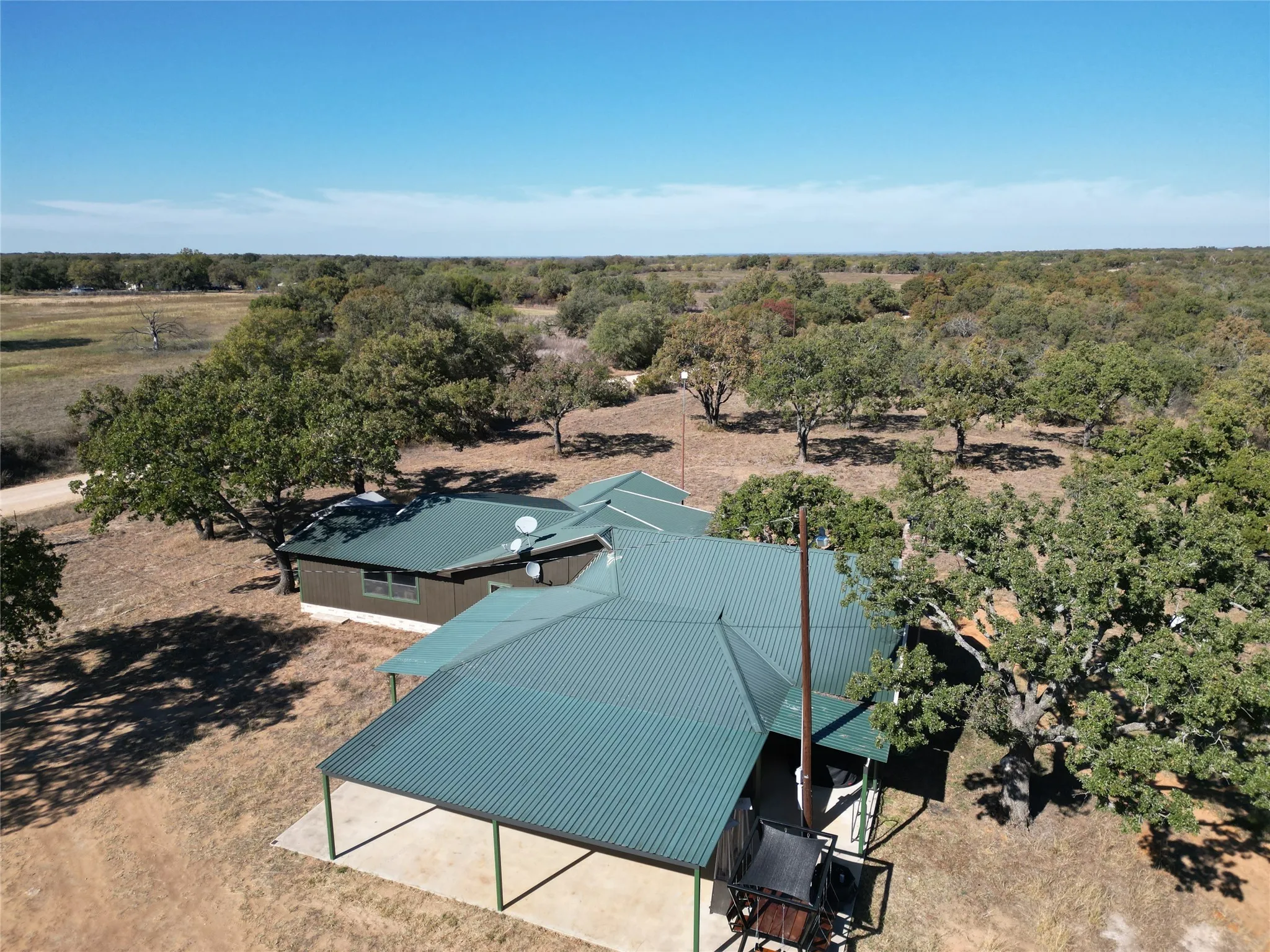 Single Family Residence For Sale in Brown County , 15100 CR 129, Brownwood, Texas 76801, 2 Bedroom, 2 Bathroom, Garage spaces, 2,510 Sqft, built in 1966, mls#21114417, Real Estate Agent in Brownwood, Homes For Sale in Brown county, Homes For Sale in Brownwood, Realtor in Brownwood Texas, Real Estate Brokerage Independent Realty Texas, Luminita Cordes Realtor