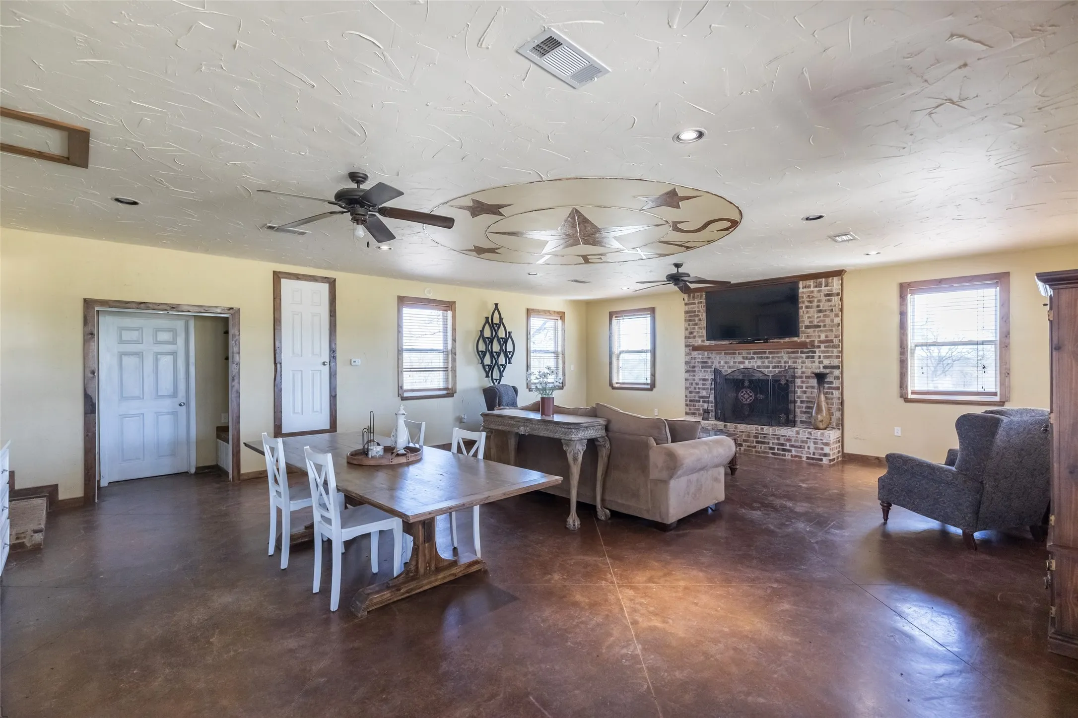 Single Family Residence For Sale in Brown County , 15100 CR 129, Brownwood, Texas 76801, 2 Bedroom, 2 Bathroom, Garage spaces, 2,510 Sqft, built in 1966, mls#21114417, Real Estate Agent in Brownwood, Homes For Sale in Brown county, Homes For Sale in Brownwood, Realtor in Brownwood Texas, Real Estate Brokerage Independent Realty Texas, Luminita Cordes Realtor