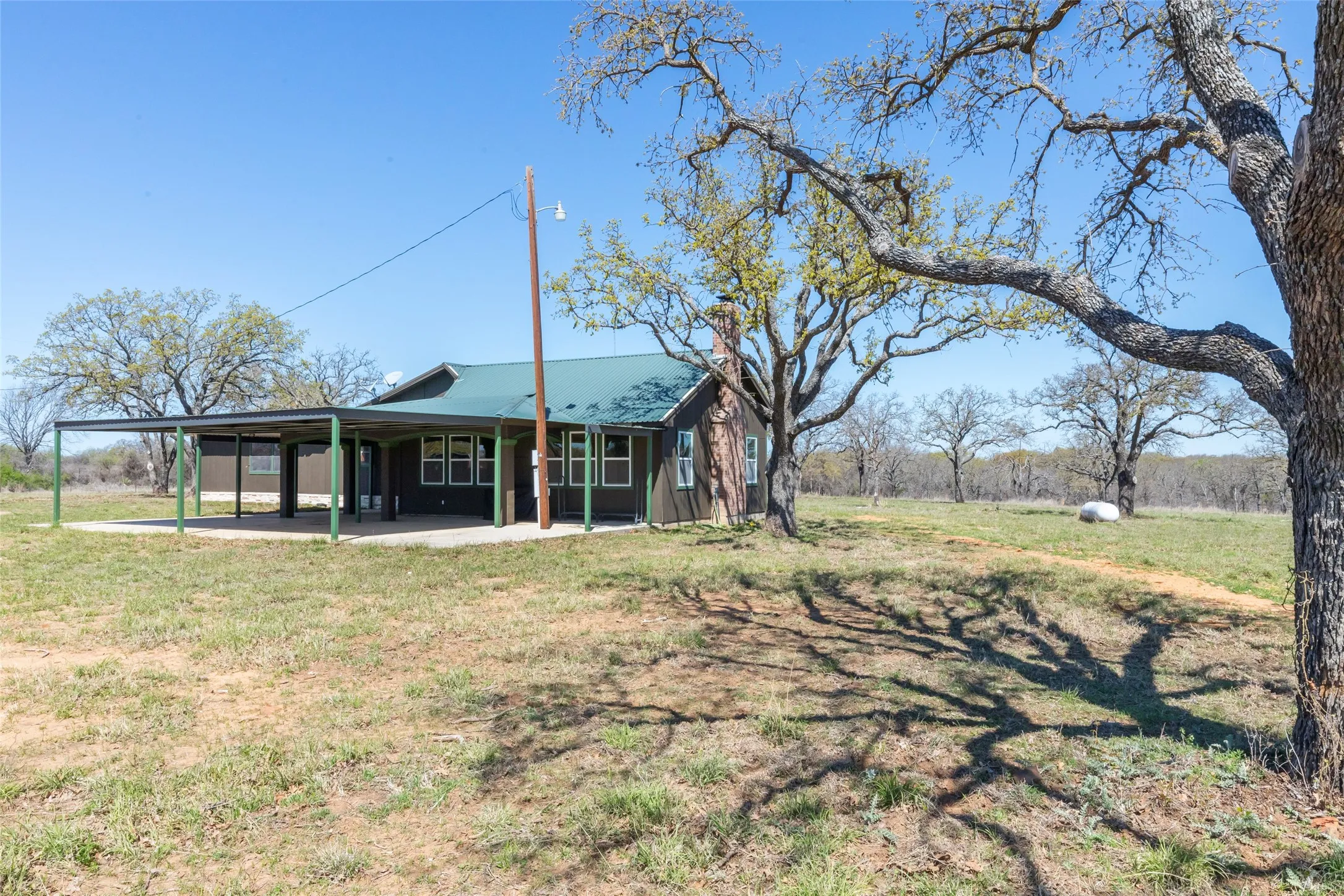 Single Family Residence For Sale in Brown County , 15100 CR 129, Brownwood, Texas 76801, 2 Bedroom, 2 Bathroom, Garage spaces, 2,510 Sqft, built in 1966, mls#21114417, Real Estate Agent in Brownwood, Homes For Sale in Brown county, Homes For Sale in Brownwood, Realtor in Brownwood Texas, Real Estate Brokerage Independent Realty Texas, Luminita Cordes Realtor