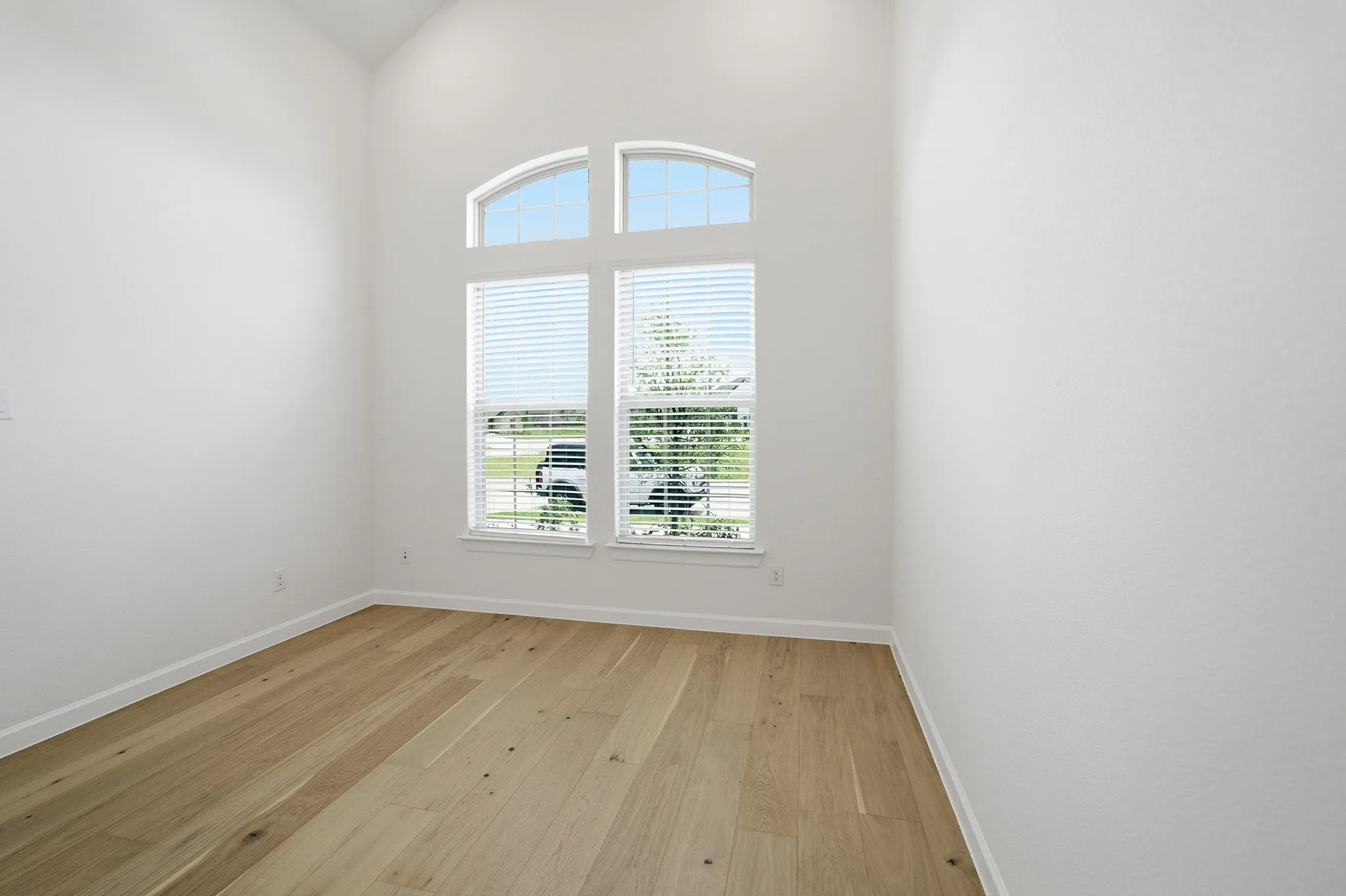 Room with arched and rectangular windows, providing natural illumination