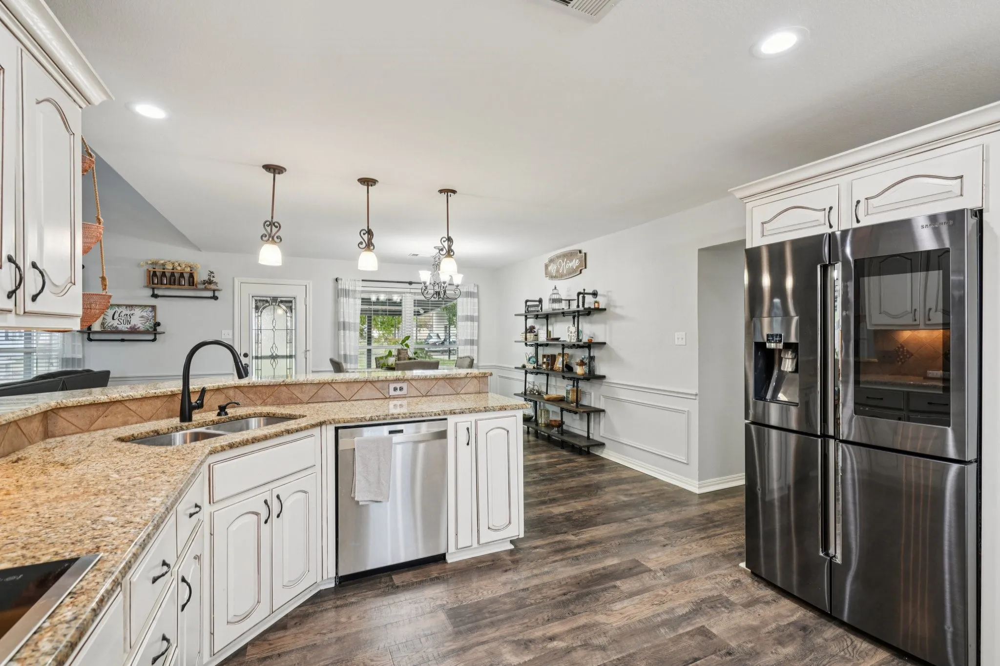 Open concept kitchen great for entertaining