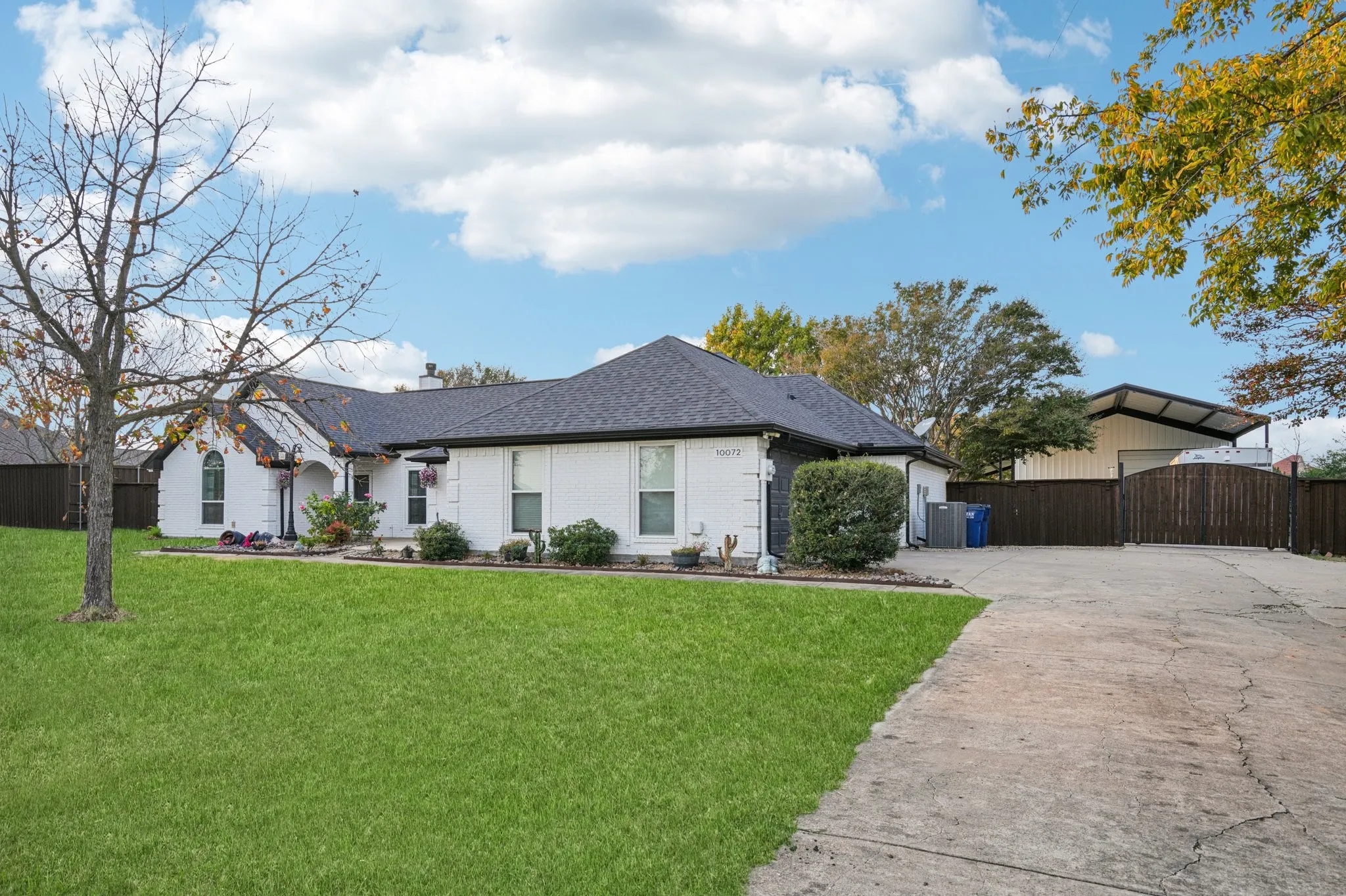 Front side of home features a Long driveway with side facing 2 car garage and lots of extra parking