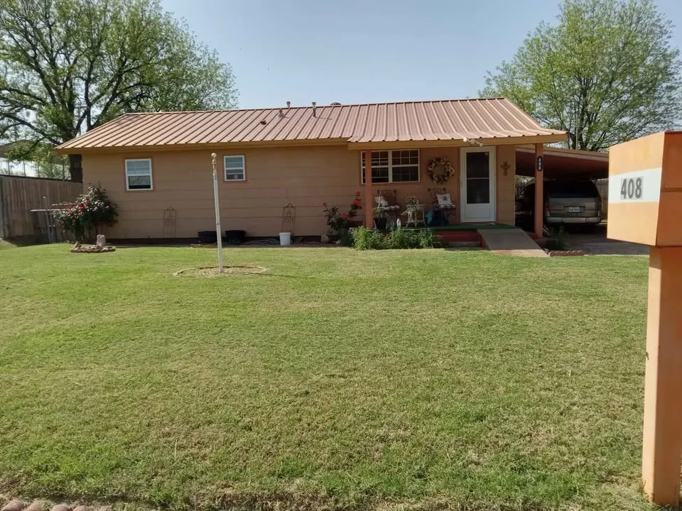 Single Family Residence For Sale in Fisher County , 408 E Johnston Street, Rotan, Texas 79546, 2 Bedroom, 2 Bathroom, Garage spaces, 1,185 Sqft, built in 1940, Preowned, mls#21116844, Real Estate Agent in Rotan, Homes For Sale in Fisher county, Homes For Sale in Rotan, Realtor in Rotan Texas, Real Estate Brokerage Independent Realty Texas, Luminita Cordes Realtor