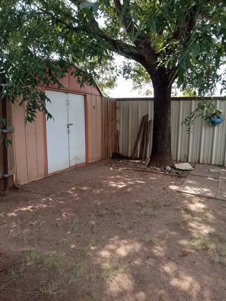 Single Family Residence For Sale in Fisher County , 408 E Johnston Street, Rotan, Texas 79546, 2 Bedroom, 2 Bathroom, Garage spaces, 1,185 Sqft, built in 1940, Preowned, mls#21116844, Real Estate Agent in Rotan, Homes For Sale in Fisher county, Homes For Sale in Rotan, Realtor in Rotan Texas, Real Estate Brokerage Independent Realty Texas, Luminita Cordes Realtor