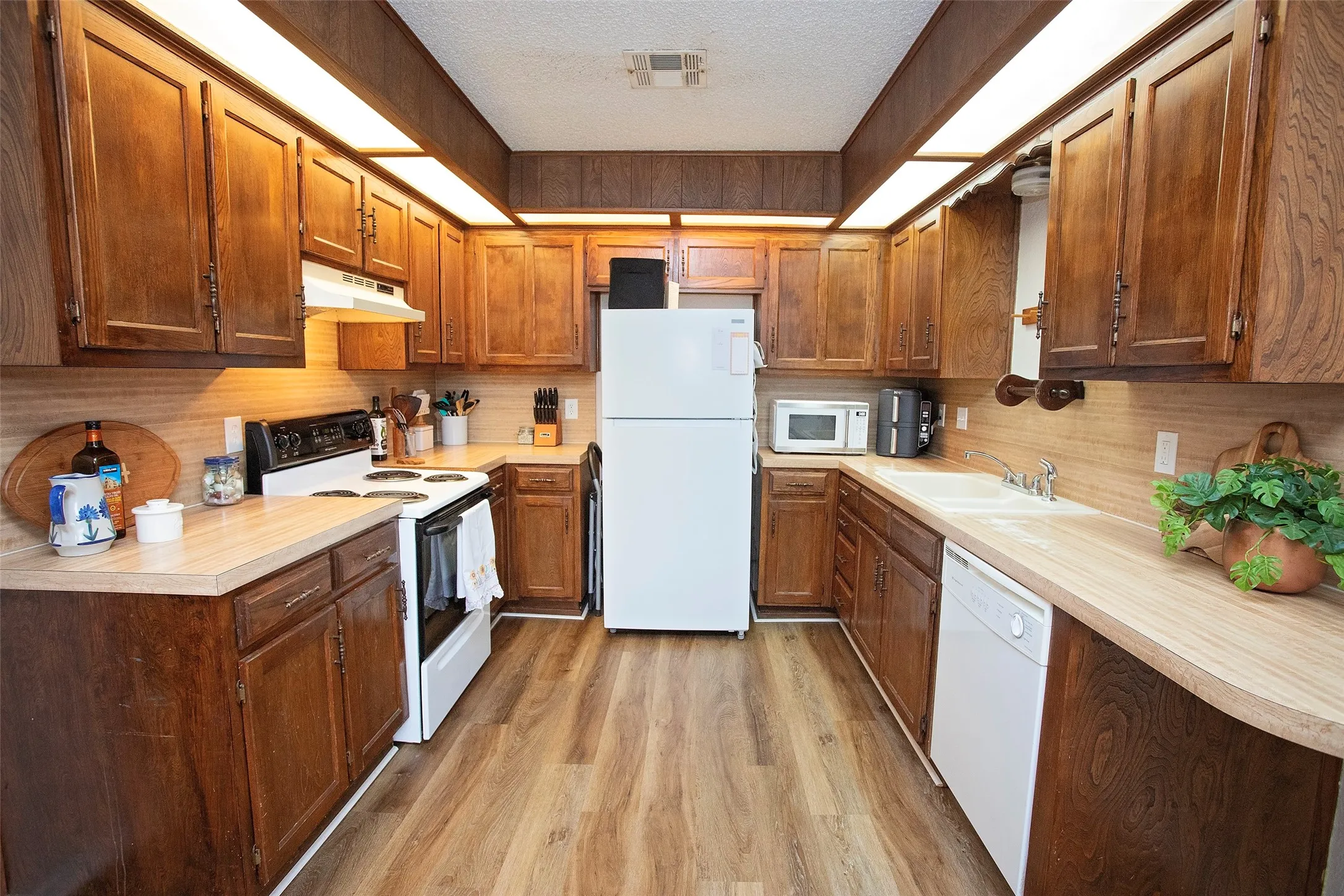 Single Family Residence For Sale in Young County , 1212 3rd Street, Graham, Texas 76450, 3 Bedroom, 2 Bathroom, Garage spaces, 1,176 Sqft, built in 1963, Price $164,900, mls#21116847, Real Estate Agent in Graham, Homes For Sale in Young county, Homes For Sale in Graham, Realtor in Graham Texas, Real Estate Brokerage Independent Realty Texas, Luminita Cordes Realtor