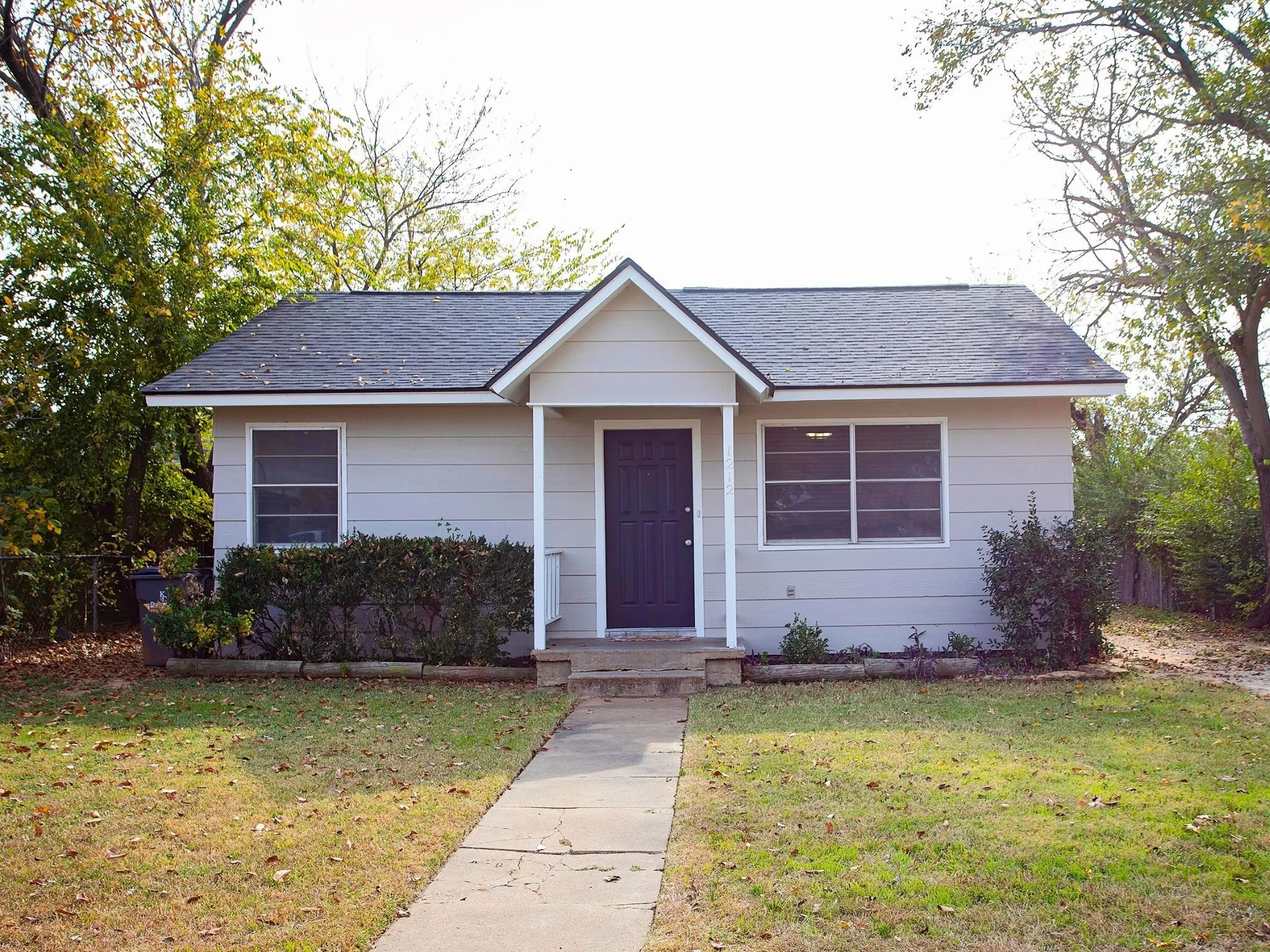 Single Family Residence For Sale in Young County , 1212 3rd Street, Graham, Texas 76450, 3 Bedroom, 2 Bathroom, Garage spaces, 1,176 Sqft, built in 1963, Price $164,900, mls#21116847, Real Estate Agent in Graham, Homes For Sale in Young county, Homes For Sale in Graham, Realtor in Graham Texas, Real Estate Brokerage Independent Realty Texas, Luminita Cordes Realtor