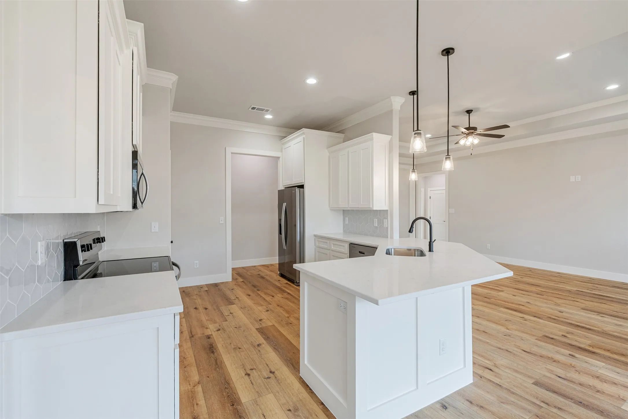 Single Family Residence For Sale in Kaufman County , 504 Limestone Circle, Mabank, Texas 75147, 4 Bedroom, 2 Bathroom, 2 Garage spaces, 1,965 Sqft, built in 2025, New Construction - Complete, mls#21116865, Real Estate Agent in Mabank, Homes For Sale in Kaufman county, Homes For Sale in Mabank, Realtor in Mabank Texas, Real Estate Brokerage Independent Realty Texas, Luminita Cordes Realtor