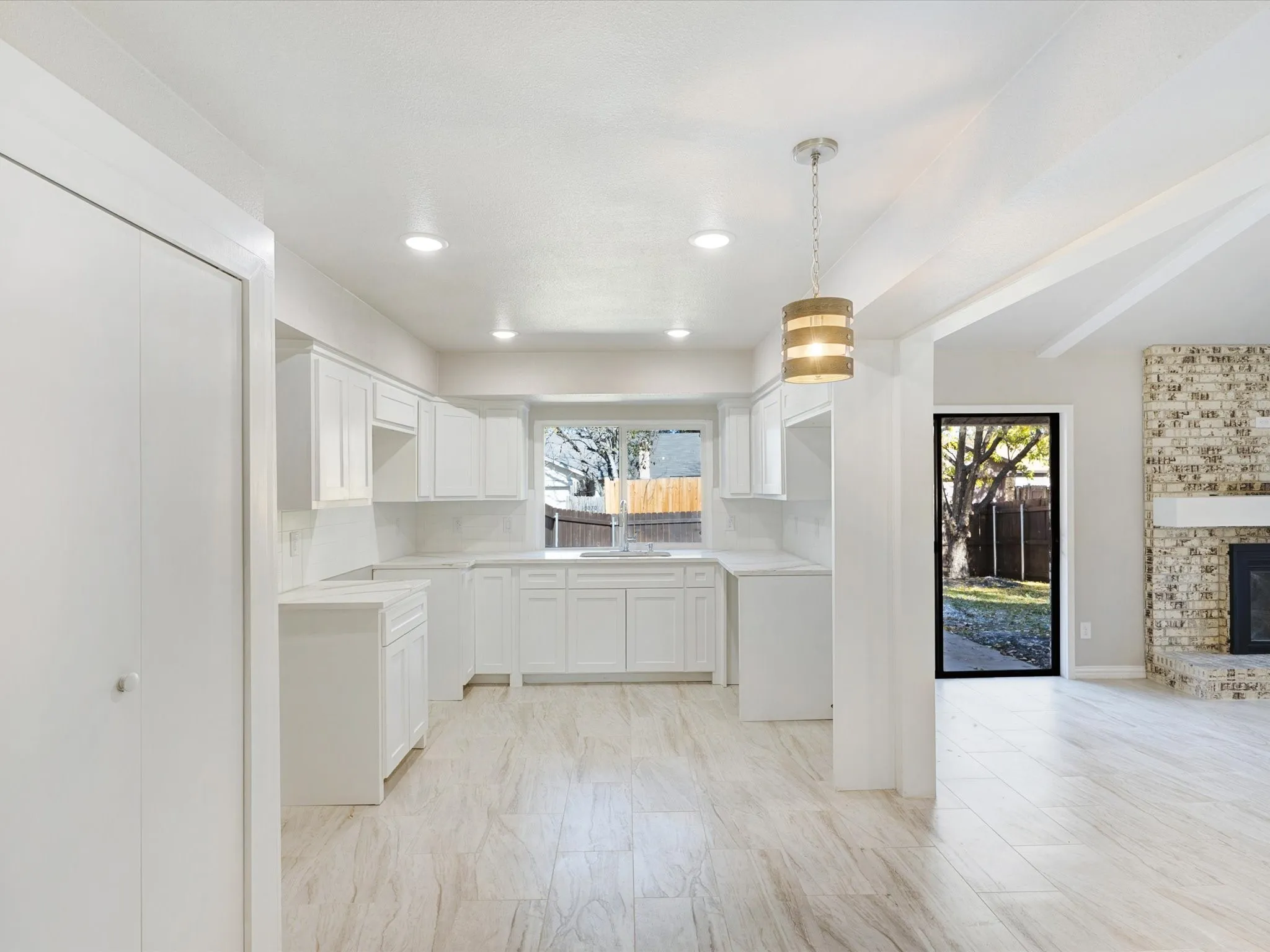 Single Family Residence For Sale in Dallas County , 3029 Burning Tree Lane, Garland, Texas 75042, 4 Bedrooms, 3 Bathrooms, Garage spaces, 1,997 Sqft, built in 1972, Price $374,999, mls#21114438, Real Estate Agent in Garland, Homes For Sale in Dallas county, Homes For Sale in Garland, Realtor in Garland Texas, Real Estate Brokerage Independent Realty Texas, Luminita Cordes Realtor
