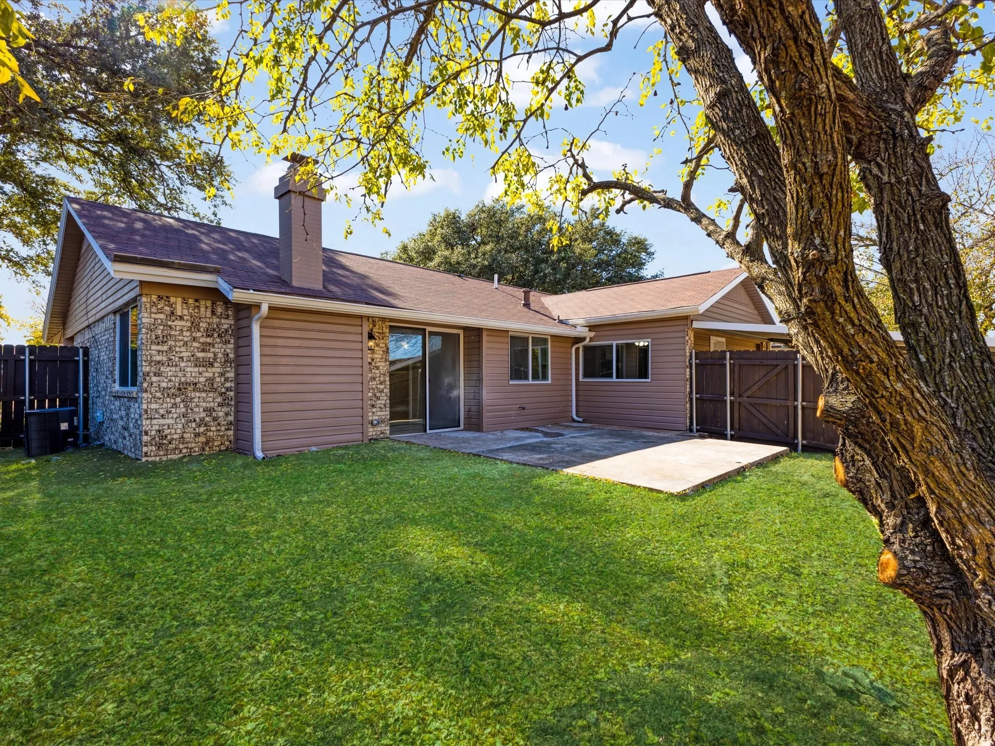 Single Family Residence For Sale in Dallas County , 3029 Burning Tree Lane, Garland, Texas 75042, 4 Bedrooms, 3 Bathrooms, Garage spaces, 1,997 Sqft, built in 1972, Price $374,999, mls#21114438, Real Estate Agent in Garland, Homes For Sale in Dallas county, Homes For Sale in Garland, Realtor in Garland Texas, Real Estate Brokerage Independent Realty Texas, Luminita Cordes Realtor
