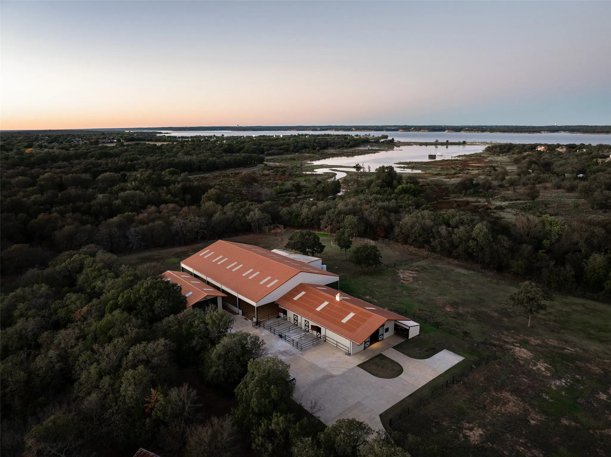 Single Family Residence For Sale in Tarrant County , 2900 W Kimball Avenue, Grapevine, Texas 76051, 3 Bedroom, 5 Bathroom, 3 Garage spaces, 3,864 Sqft, built in 2022, mls#21117130, Real Estate Agent in Grapevine, Homes For Sale in Tarrant county, Homes For Sale in Grapevine, Realtor in Grapevine Texas, Real Estate Brokerage Independent Realty Texas, Luminita Cordes Realtor