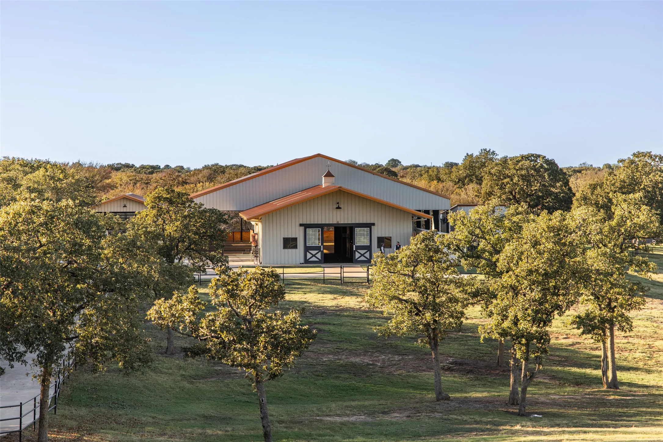 Single Family Residence For Sale in Tarrant County , 2900 W Kimball Avenue, Grapevine, Texas 76051, 3 Bedroom, 5 Bathroom, 3 Garage spaces, 3,864 Sqft, built in 2022, mls#21117130, Real Estate Agent in Grapevine, Homes For Sale in Tarrant county, Homes For Sale in Grapevine, Realtor in Grapevine Texas, Real Estate Brokerage Independent Realty Texas, Luminita Cordes Realtor