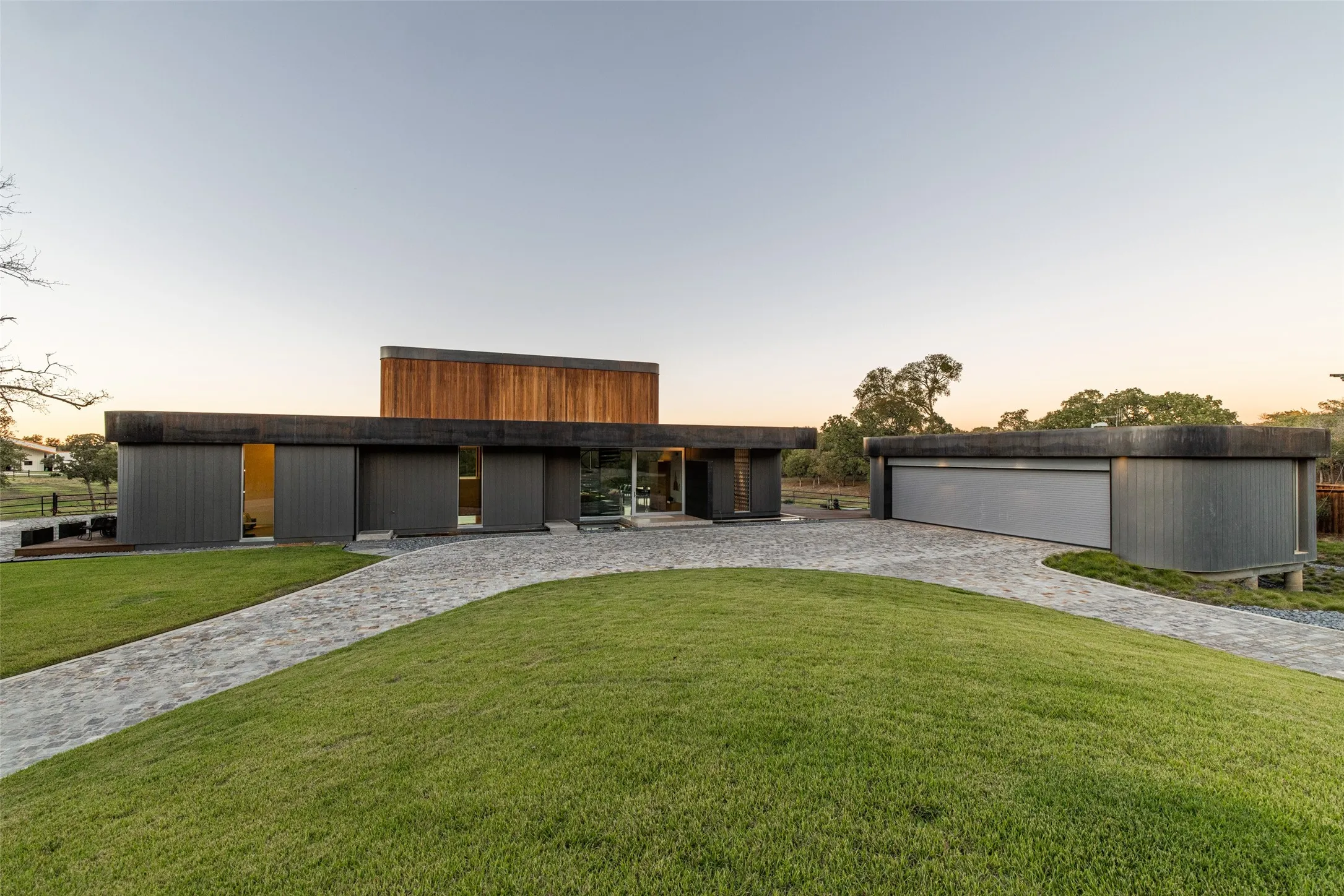 Single Family Residence For Sale in Tarrant County , 2900 W Kimball Avenue, Grapevine, Texas 76051, 3 Bedroom, 5 Bathroom, 3 Garage spaces, 3,864 Sqft, built in 2022, mls#21117130, Real Estate Agent in Grapevine, Homes For Sale in Tarrant county, Homes For Sale in Grapevine, Realtor in Grapevine Texas, Real Estate Brokerage Independent Realty Texas, Luminita Cordes Realtor