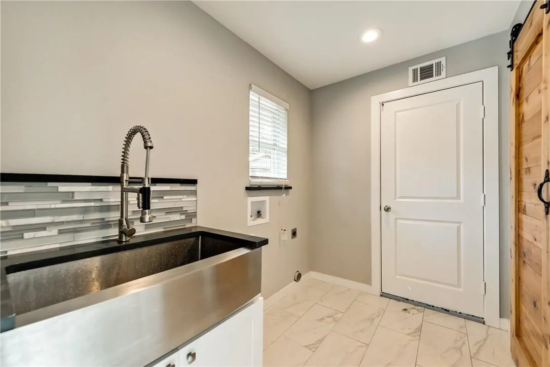 Single Family Residence For Rent in Dallas County , 10216 Carry Back Circle, Dallas, Texas 75229, 4 Bedroom, 3 Bathroom, 2 Garage spaces, 2,248 Sqft, built in 1965, Preowned, mls#21117336, Real Estate Agent in Dallas, Homes For Rent in Dallas county, Homes For Rent in Dallas, Realtor in Dallas Texas, Real Estate Brokerage Independent Realty Texas, Luminita Cordes Realtor