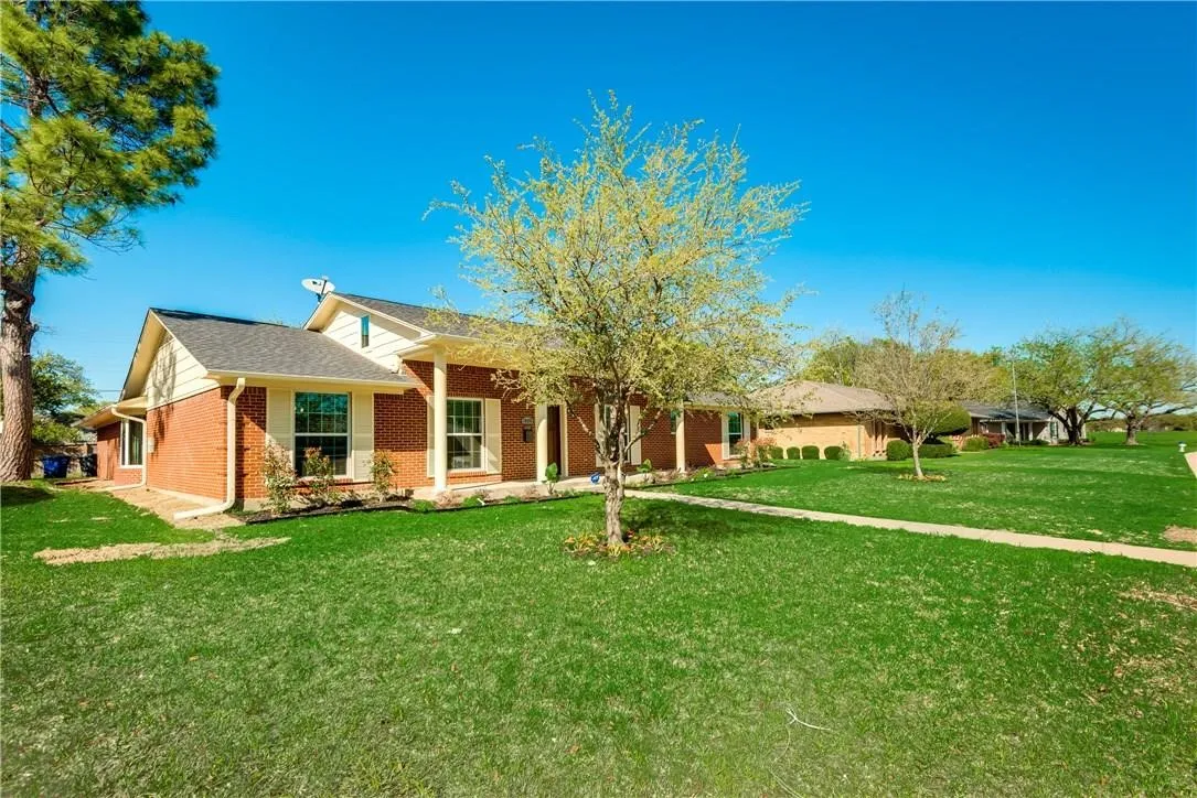 Single Family Residence For Rent in Dallas County , 10216 Carry Back Circle, Dallas, Texas 75229, 4 Bedroom, 3 Bathroom, 2 Garage spaces, 2,248 Sqft, built in 1965, Preowned, mls#21117336, Real Estate Agent in Dallas, Homes For Rent in Dallas county, Homes For Rent in Dallas, Realtor in Dallas Texas, Real Estate Brokerage Independent Realty Texas, Luminita Cordes Realtor