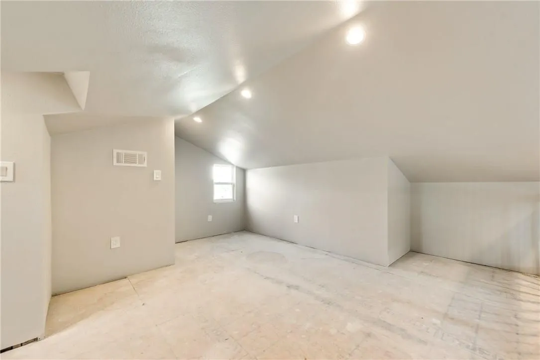 Single Family Residence For Rent in Dallas County , 10216 Carry Back Circle, Dallas, Texas 75229, 4 Bedroom, 3 Bathroom, 2 Garage spaces, 2,248 Sqft, built in 1965, Preowned, mls#21117336, Real Estate Agent in Dallas, Homes For Rent in Dallas county, Homes For Rent in Dallas, Realtor in Dallas Texas, Real Estate Brokerage Independent Realty Texas, Luminita Cordes Realtor