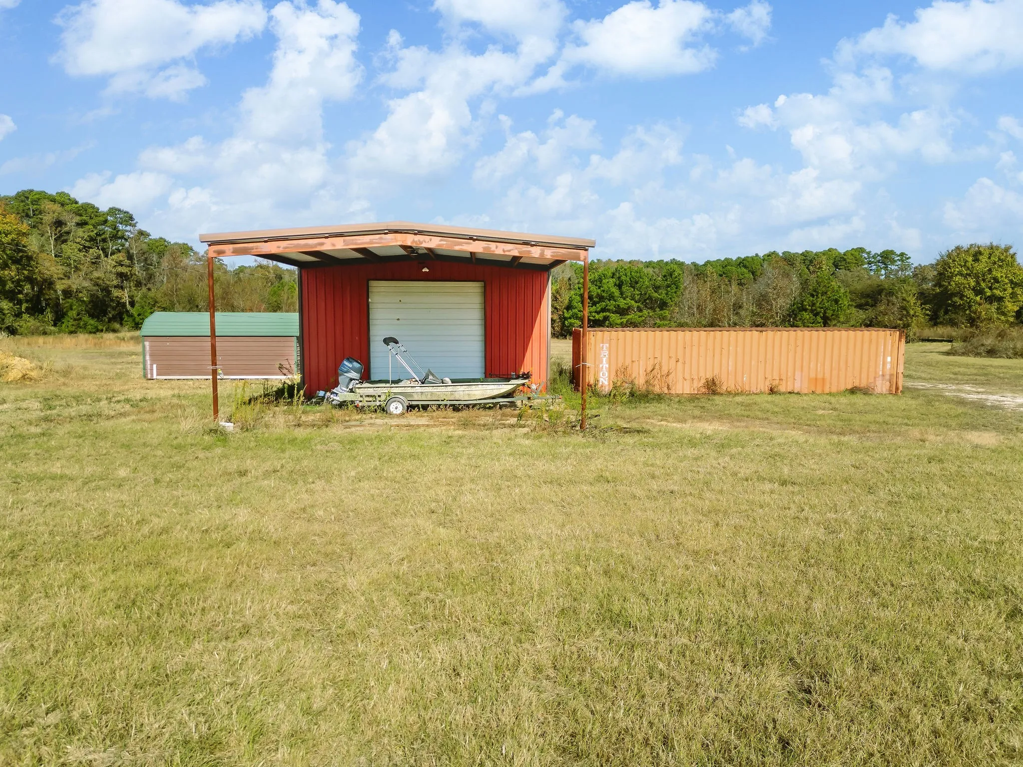 View of pole building featuring a yard