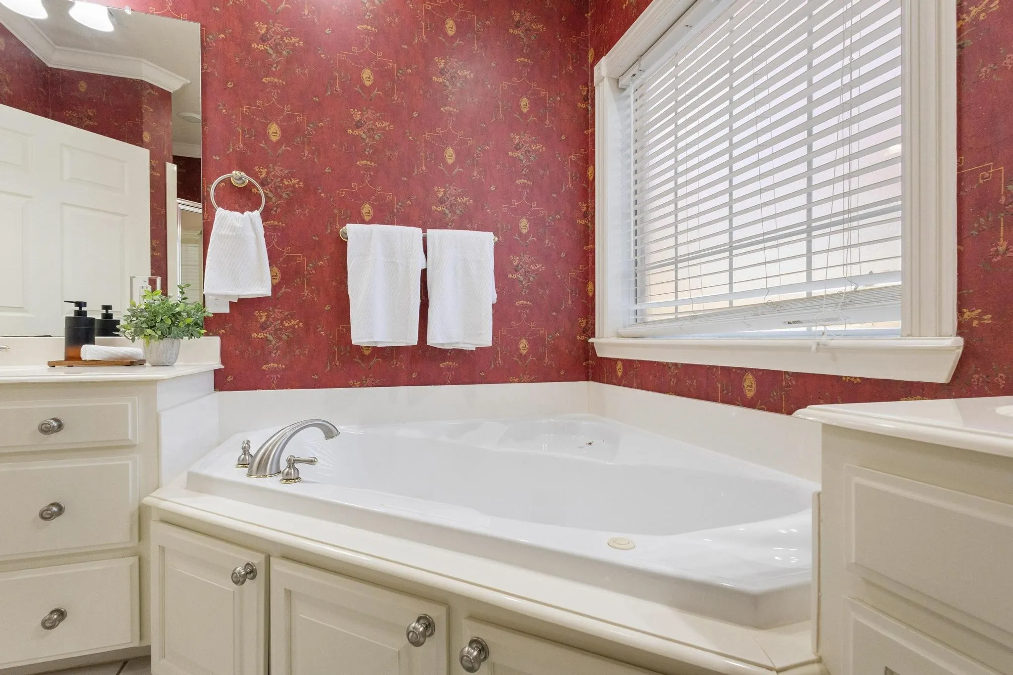 Single Family Residence For Sale in Fannin County , 6652 E Fm 1396, Telephone, Texas 75488, 4 Bedroom, 4 Bathroom, 3 Garage spaces, 3,412 Sqft, built in 2000, Preowned, mls#21116915, Real Estate Agent in Telephone, Homes For Sale in Fannin county, Homes For Sale in Telephone, Realtor in Telephone Texas, Real Estate Brokerage Independent Realty Texas, Luminita Cordes Realtor
