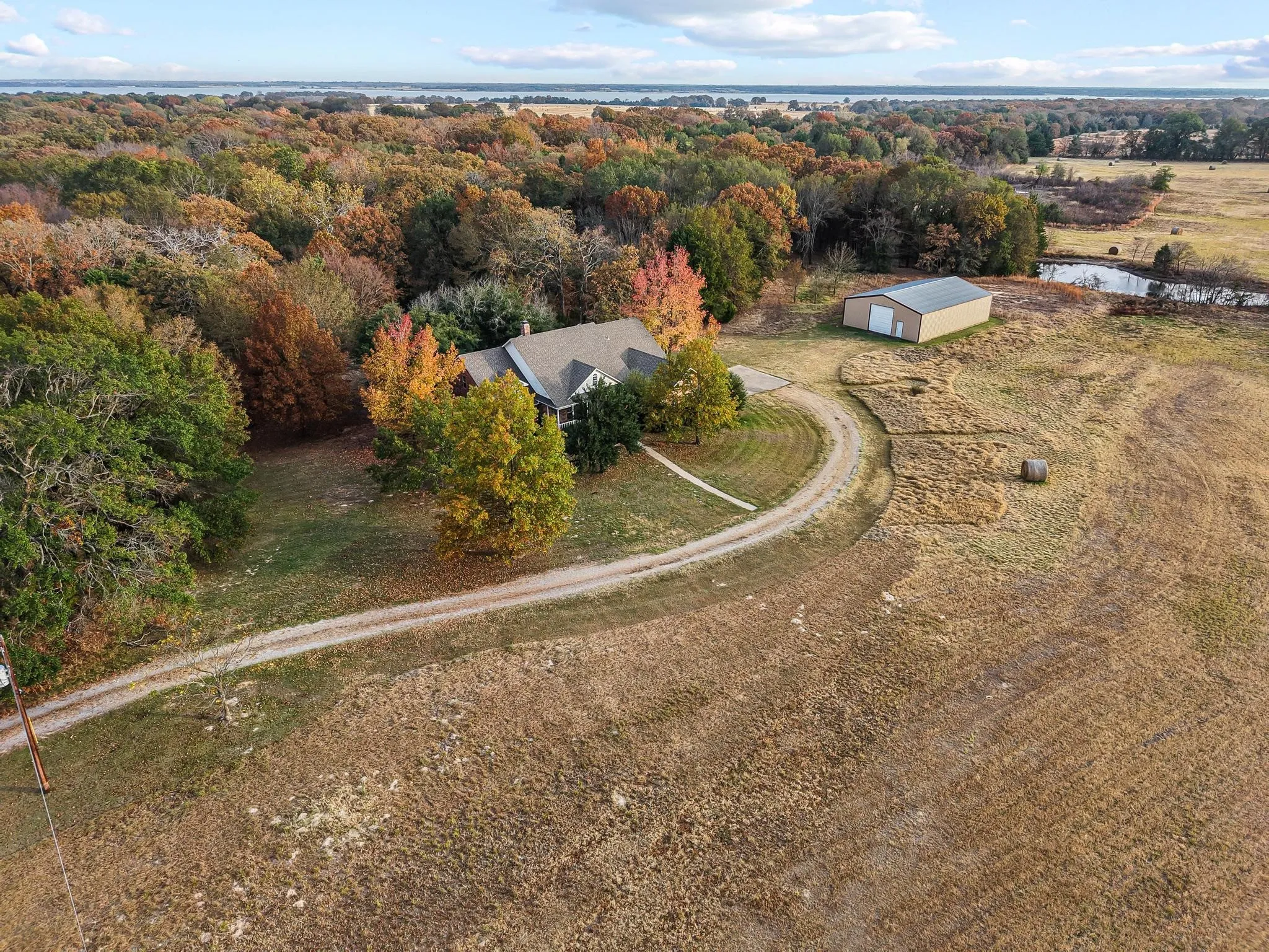 Single Family Residence For Sale in Fannin County , 6652 E Fm 1396, Telephone, Texas 75488, 4 Bedroom, 4 Bathroom, 3 Garage spaces, 3,412 Sqft, built in 2000, Preowned, mls#21116915, Real Estate Agent in Telephone, Homes For Sale in Fannin county, Homes For Sale in Telephone, Realtor in Telephone Texas, Real Estate Brokerage Independent Realty Texas, Luminita Cordes Realtor