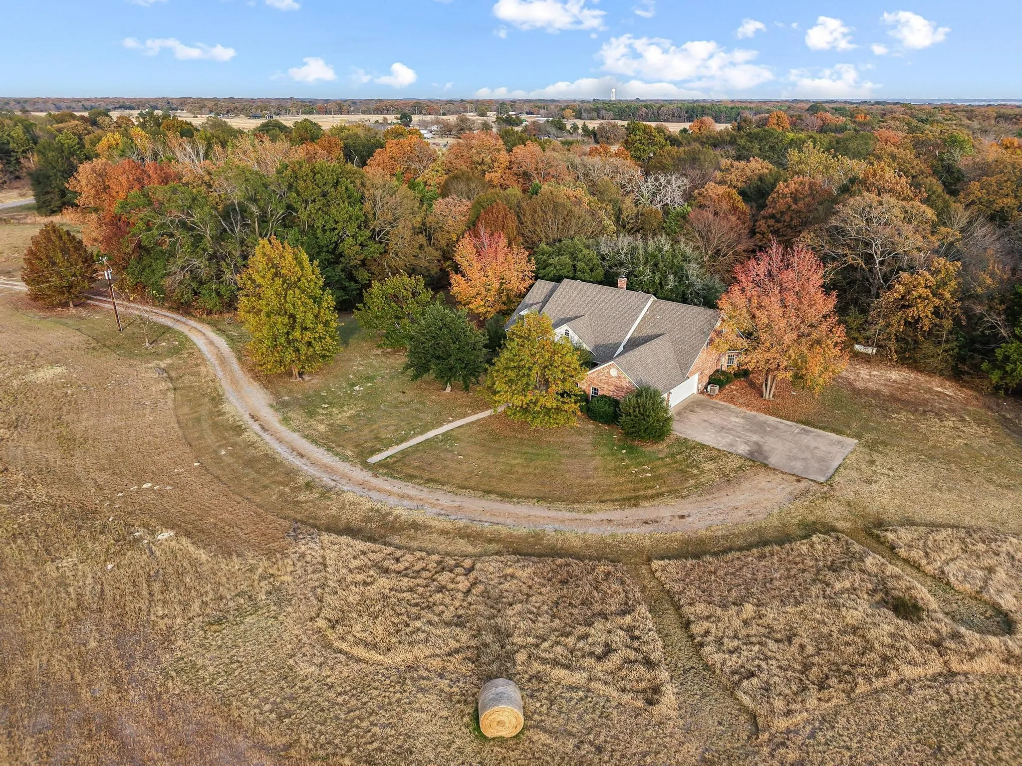 Single Family Residence For Sale in Fannin County , 6652 E Fm 1396, Telephone, Texas 75488, 4 Bedroom, 4 Bathroom, 3 Garage spaces, 3,412 Sqft, built in 2000, Preowned, mls#21116915, Real Estate Agent in Telephone, Homes For Sale in Fannin county, Homes For Sale in Telephone, Realtor in Telephone Texas, Real Estate Brokerage Independent Realty Texas, Luminita Cordes Realtor