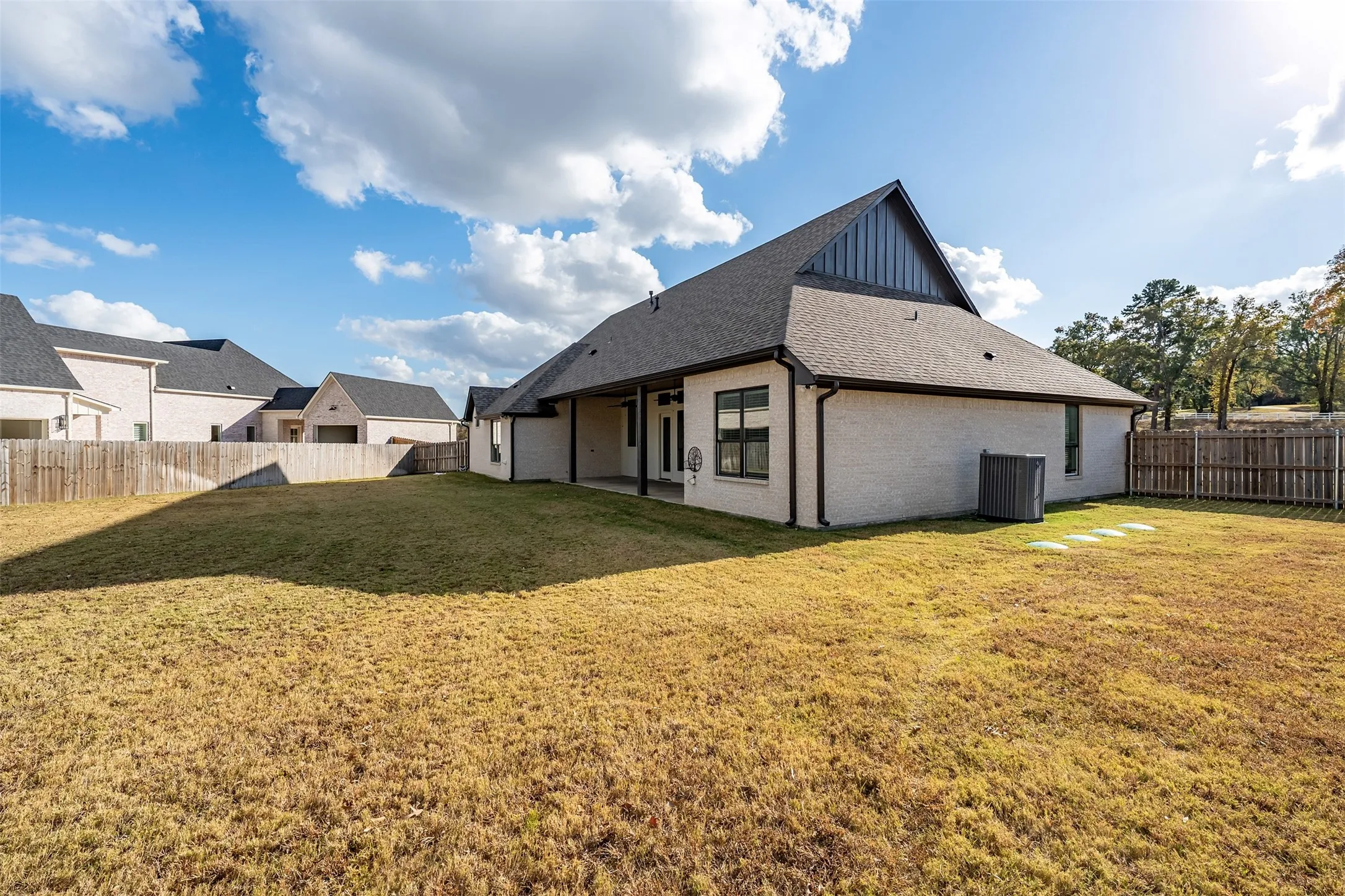 Single Family Residence For Sale in Smith County , 12213 Harlon Street, Flint, Texas 75762, 3 Bedroom, 3 Bathroom, 2 Garage spaces, 2,516 Sqft, built in 2022, Preowned, mls#21116795, Real Estate Agent in Flint, Homes For Sale in Smith county, Homes For Sale in Flint, Realtor in Flint Texas, Real Estate Brokerage Independent Realty Texas, Luminita Cordes Realtor