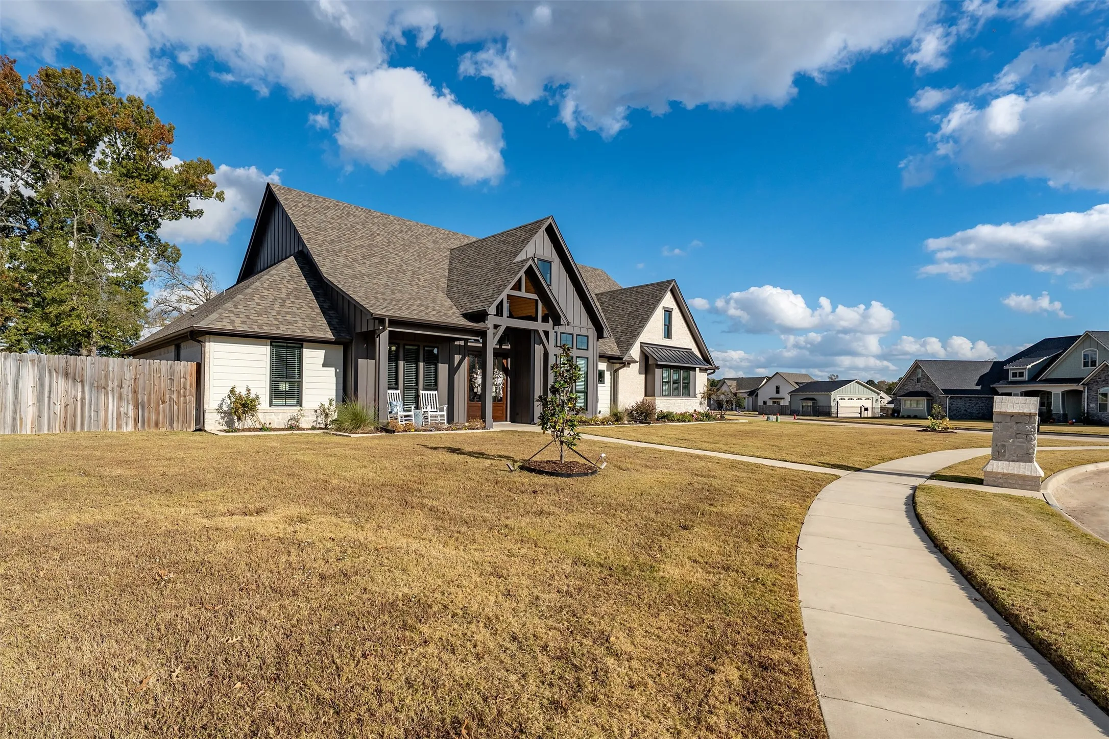 Single Family Residence For Sale in Smith County , 12213 Harlon Street, Flint, Texas 75762, 3 Bedroom, 3 Bathroom, 2 Garage spaces, 2,516 Sqft, built in 2022, Preowned, mls#21116795, Real Estate Agent in Flint, Homes For Sale in Smith county, Homes For Sale in Flint, Realtor in Flint Texas, Real Estate Brokerage Independent Realty Texas, Luminita Cordes Realtor