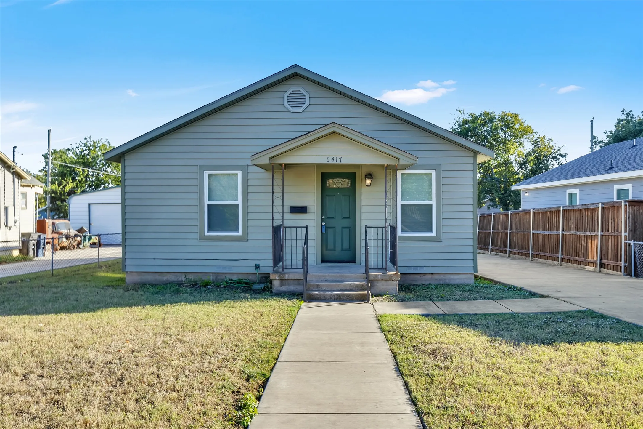 Single Family Residence For Sale in Tarrant County , 5417 Como Drive, Fort Worth, Texas 76107, 3 Bedroom, 1 Bathroom, Garage spaces, 744 Sqft, built in 1950, mls#21101657, Real Estate Agent in Fort Worth, Homes For Sale in Tarrant county, Homes For Sale in Fort Worth, Realtor in Fort Worth Texas, Real Estate Brokerage Independent Realty Texas, Luminita Cordes Realtor