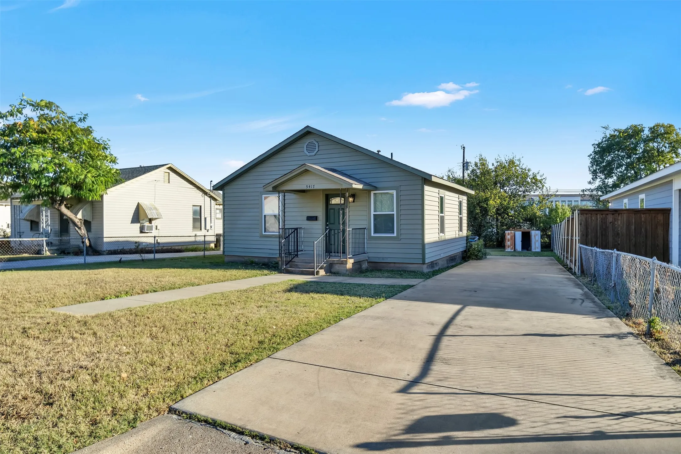 View of front facade featuring concrete driveway