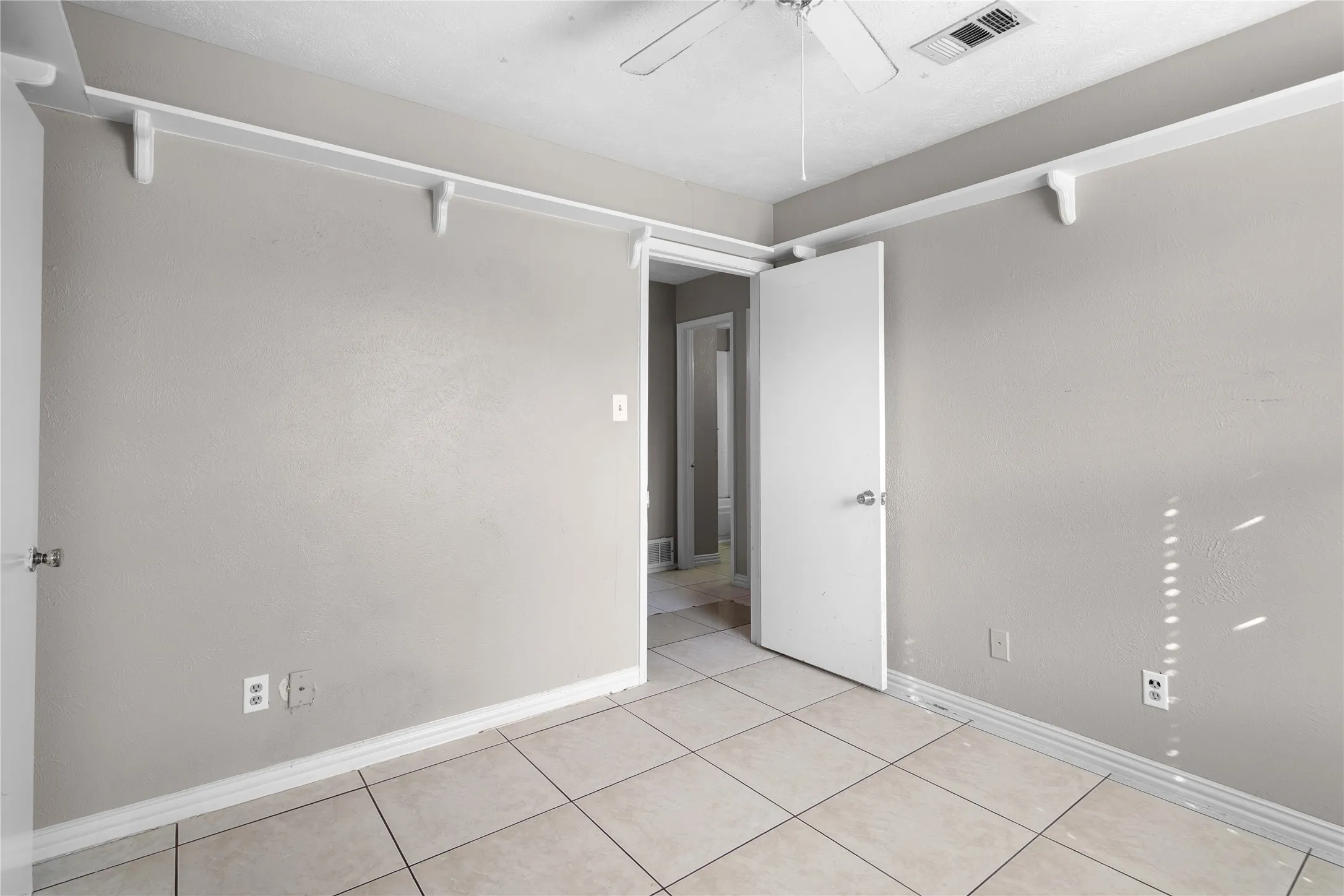 Single Family Residence For Sale in Dallas County , 9319 Rutherglen Drive, Dallas, Texas 75227, 3 Bedroom, 2 Bathroom, Garage spaces, 1,188 Sqft, built in 1985, mls#21117573, Real Estate Agent in Dallas, Homes For Sale in Dallas county, Homes For Sale in Dallas, Realtor in Dallas Texas, Real Estate Brokerage Independent Realty Texas, Luminita Cordes Realtor