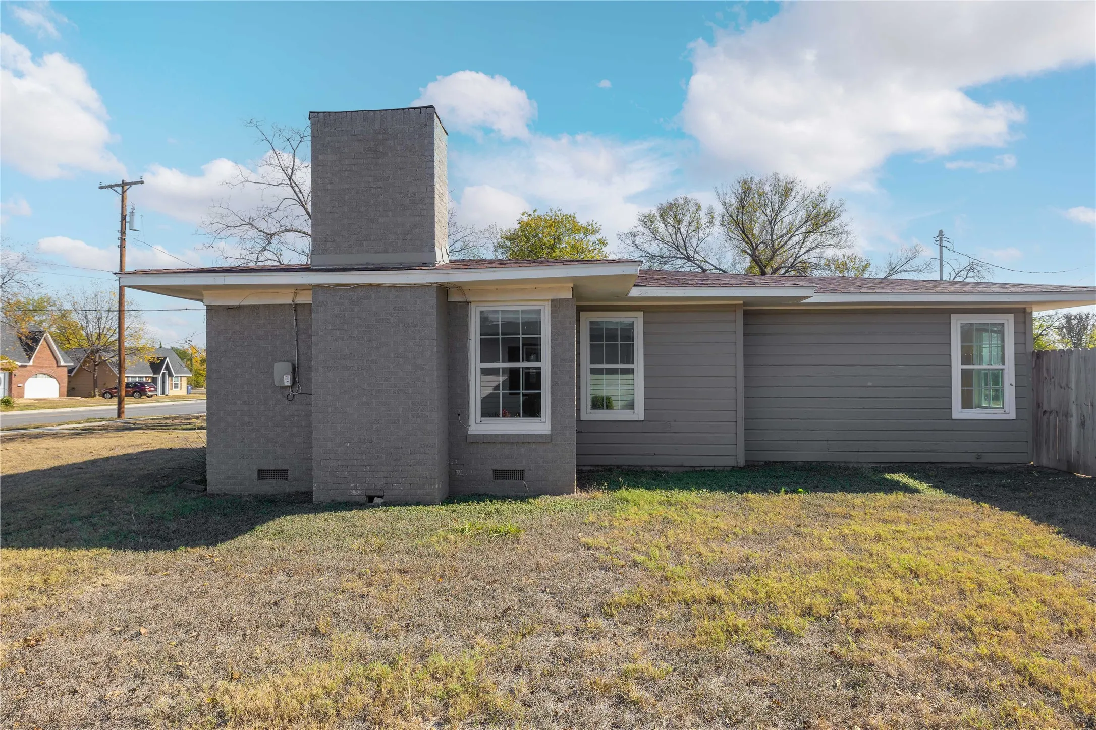 Single Family Residence For Sale in Brown County , 1803 4th St, Brownwood, Texas 76801, 3 Bedroom, 2 Bathroom, Garage spaces, 1,522 Sqft, built in 1950, mls#21118104, Real Estate Agent in Brownwood, Homes For Sale in Brown county, Homes For Sale in Brownwood, Realtor in Brownwood Texas, Real Estate Brokerage Independent Realty Texas, Luminita Cordes Realtor