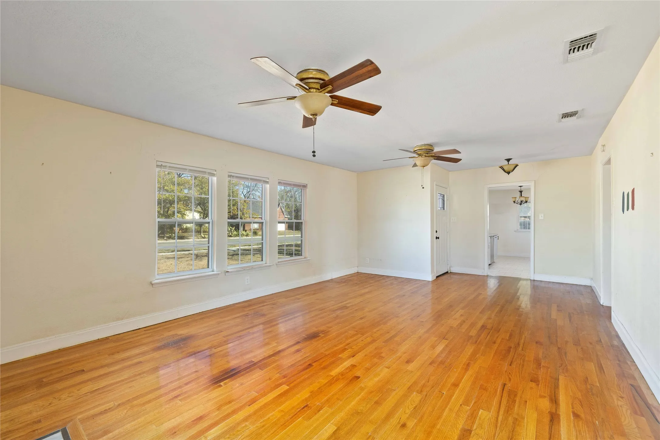 light wood-style floors and a ceiling fan