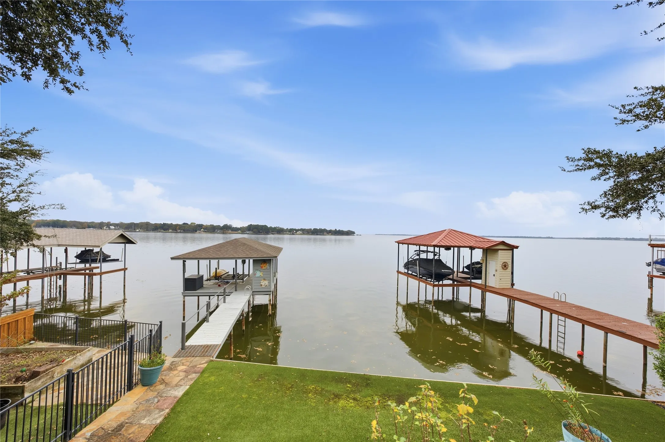 Single Family Residence For Sale in Henderson County , 107 Ellen Lane, Trinidad, Texas 75163, 3 Bedroom, 2 Bathroom, 2 Garage spaces, 2,020 Sqft, built in 1997, Preowned, mls#21118461, Real Estate Agent in Trinidad, Homes For Sale in Henderson county, Homes For Sale in Trinidad, Realtor in Trinidad Texas, Real Estate Brokerage Independent Realty Texas, Luminita Cordes Realtor