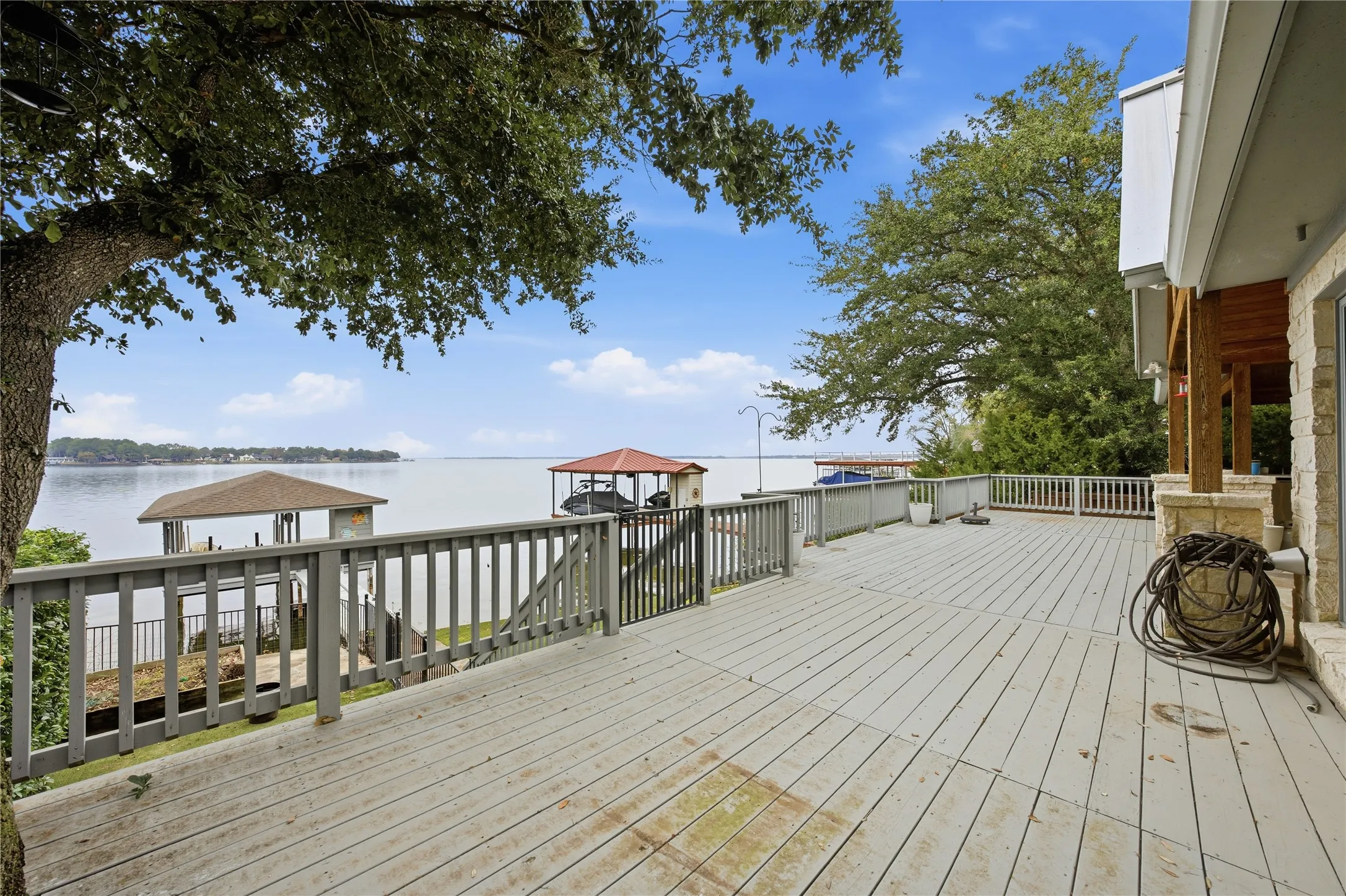 Single Family Residence For Sale in Henderson County , 107 Ellen Lane, Trinidad, Texas 75163, 3 Bedroom, 2 Bathroom, 2 Garage spaces, 2,020 Sqft, built in 1997, Preowned, mls#21118461, Real Estate Agent in Trinidad, Homes For Sale in Henderson county, Homes For Sale in Trinidad, Realtor in Trinidad Texas, Real Estate Brokerage Independent Realty Texas, Luminita Cordes Realtor