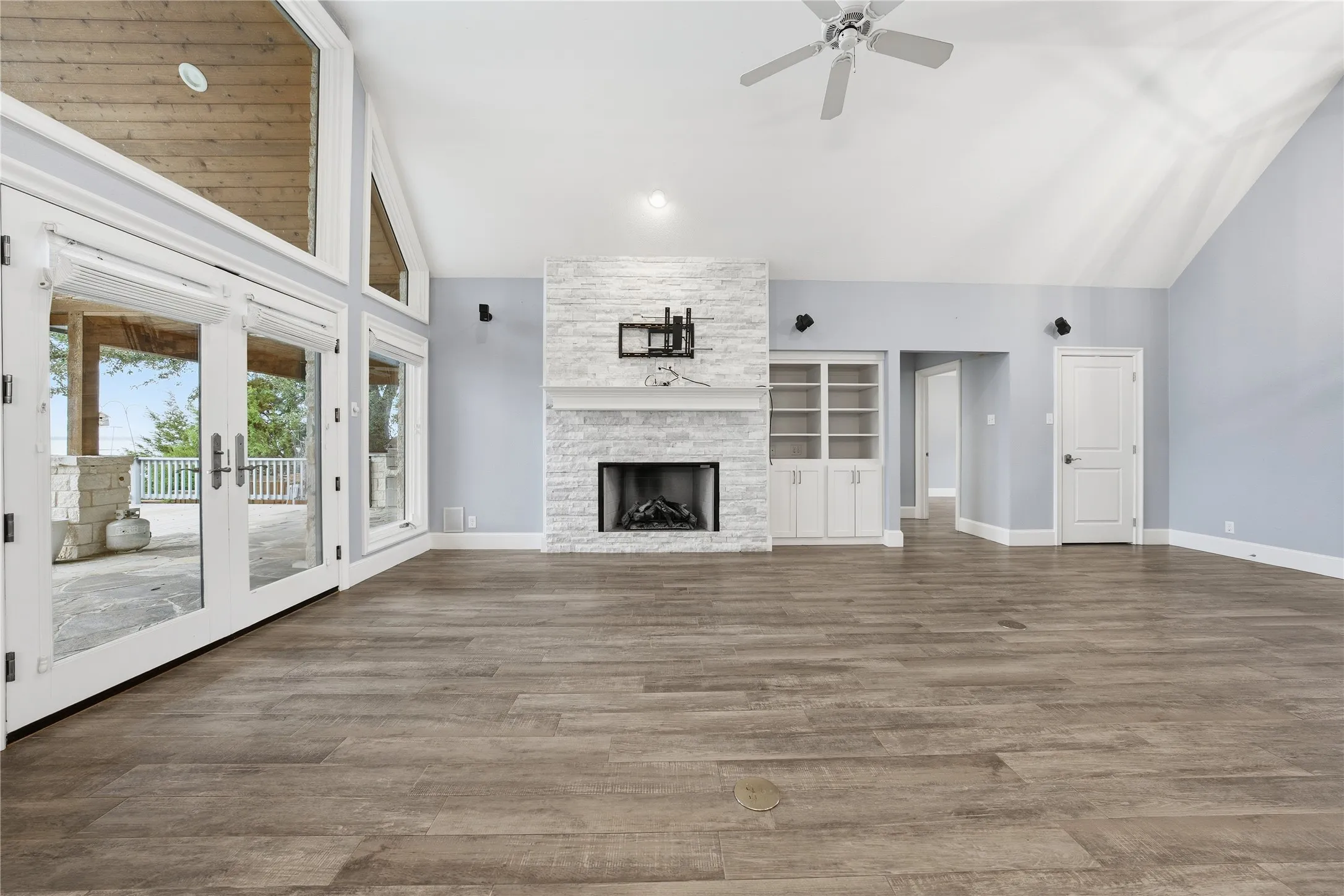 Single Family Residence For Sale in Henderson County , 107 Ellen Lane, Trinidad, Texas 75163, 3 Bedroom, 2 Bathroom, 2 Garage spaces, 2,020 Sqft, built in 1997, Preowned, mls#21118461, Real Estate Agent in Trinidad, Homes For Sale in Henderson county, Homes For Sale in Trinidad, Realtor in Trinidad Texas, Real Estate Brokerage Independent Realty Texas, Luminita Cordes Realtor
