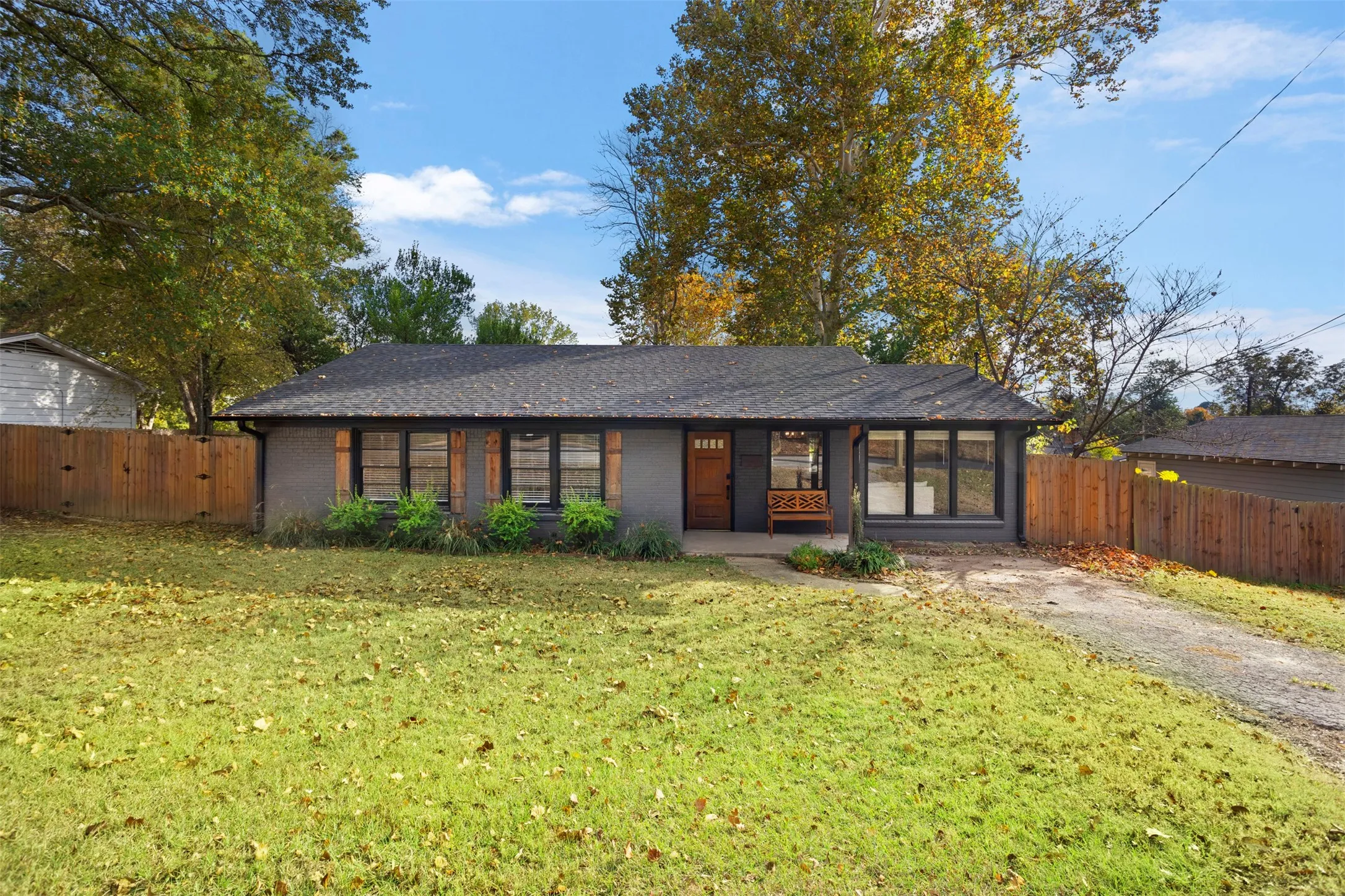 Single Family Residence For Sale in Smith County , 611 E Watkins Street, Tyler, Texas 75701, 3 Bedrooms, 1 Bathroom, Garage spaces, 1,478 Sqft, built in 1955, Preowned, Price $234,900, mls#21118529, Real Estate Agent in Tyler, Homes For Sale in Smith county, Homes For Sale in Tyler, Realtor in Tyler Texas, Real Estate Brokerage Independent Realty Texas, Luminita Cordes Realtor
