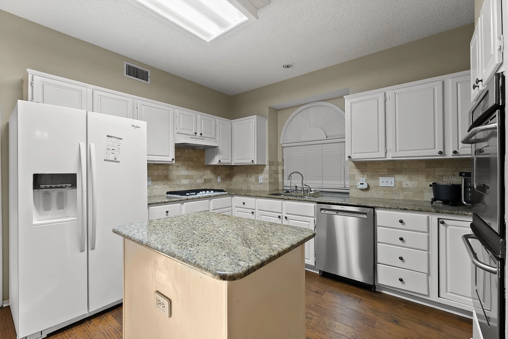 Single Family Residence For Rent in Dallas County , 1226 Rivercrest Drive, Mesquite, Texas 75181, 5 Bedrooms, 3 Bathrooms, 2 Garage spaces, 3,221 Sqft, built in 1993, Price $3,970, mls#21112811, Real Estate Agent in Mesquite, Homes For Rent in Dallas county, Homes For Rent in Mesquite, Realtor in Mesquite Texas, Real Estate Brokerage Independent Realty Texas, Luminita Cordes Realtor