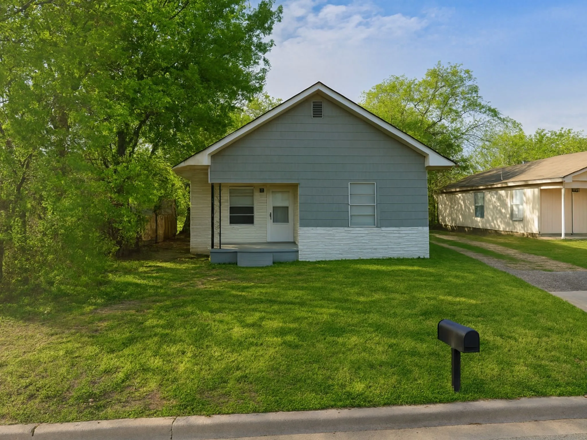 Single Family Residence For Sale in Tarrant County , 1217 High Street, Fort Worth, Texas 76110, 4 Bedrooms, 2 Bathrooms, Garage spaces, 1,092 Sqft, built in 1940, Price $145,000, mls#21118702, Real Estate Agent in Fort Worth, Homes For Sale in Tarrant county, Homes For Sale in Fort Worth, Realtor in Fort Worth Texas, Real Estate Brokerage Independent Realty Texas, Luminita Cordes Realtor