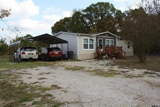 Manufactured / mobile home with driveway and a carport