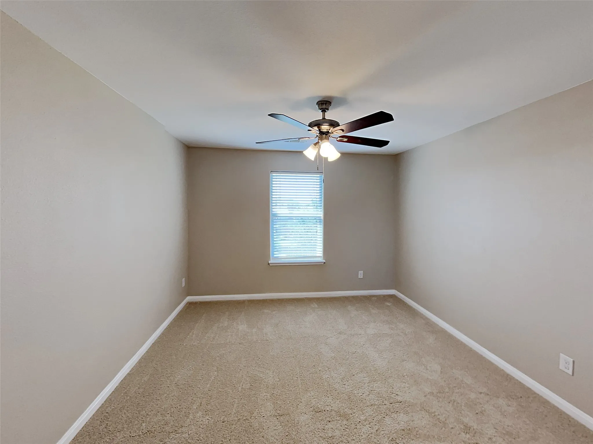 Unfurnished room with light carpet and ceiling fan