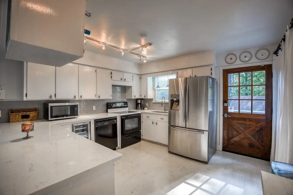 Single Family Residence For Sale in Henderson County , 122 Havens Court, Malakoff, Texas 75148, 3 Bedrooms, 2 Bathrooms, Garage spaces, 2,136 Sqft, built in 1982, Price $599,900, mls#21106985, Real Estate Agent in Malakoff, Homes For Sale in Henderson county, Homes For Sale in Malakoff, Realtor in Malakoff Texas, Real Estate Brokerage Independent Realty Texas, Luminita Cordes Realtor