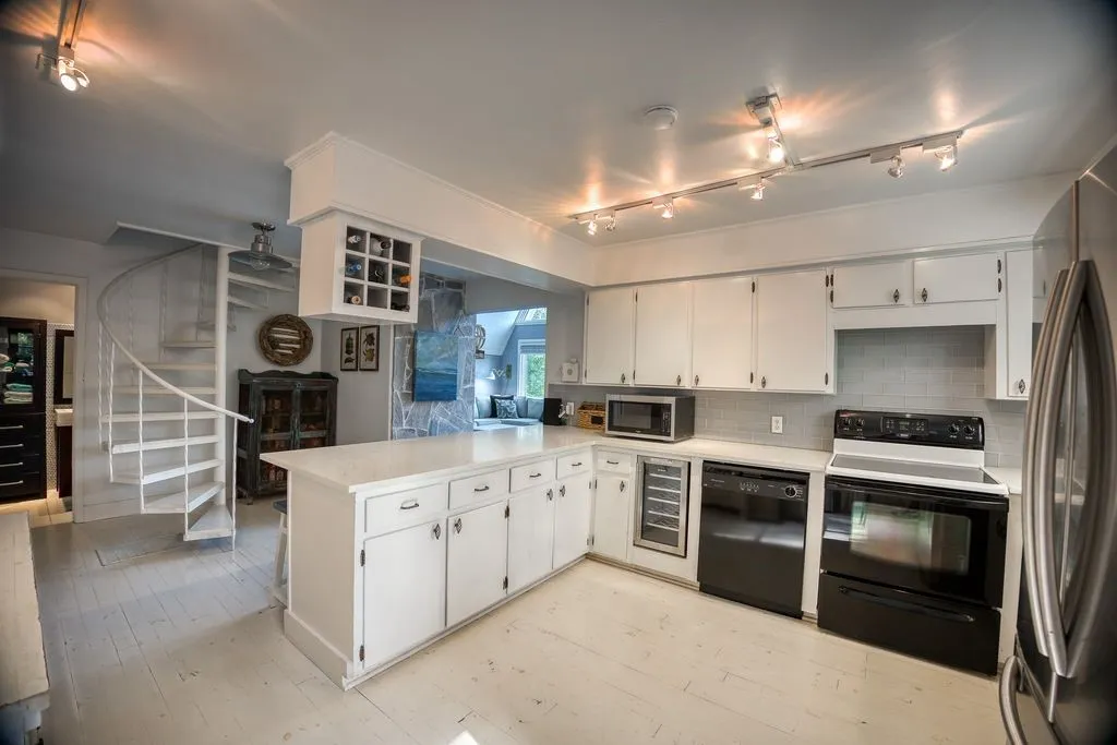Single Family Residence For Sale in Henderson County , 122 Havens Court, Malakoff, Texas 75148, 3 Bedrooms, 2 Bathrooms, Garage spaces, 2,136 Sqft, built in 1982, Price $599,900, mls#21106985, Real Estate Agent in Malakoff, Homes For Sale in Henderson county, Homes For Sale in Malakoff, Realtor in Malakoff Texas, Real Estate Brokerage Independent Realty Texas, Luminita Cordes Realtor