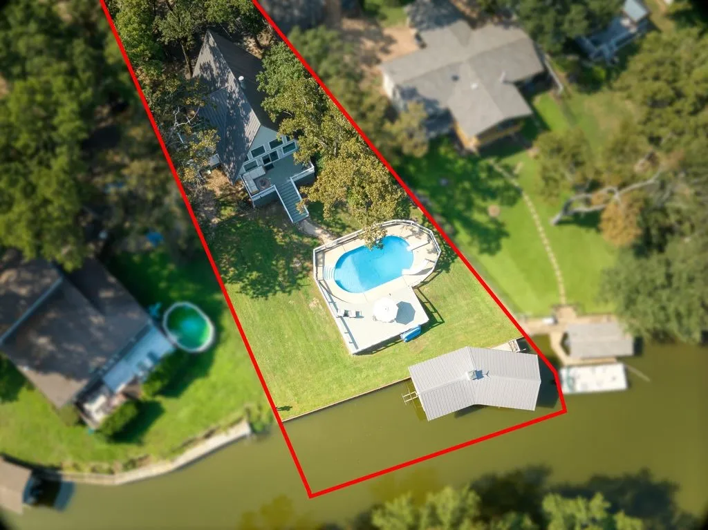 Single Family Residence For Sale in Henderson County , 122 Havens Court, Malakoff, Texas 75148, 3 Bedrooms, 2 Bathrooms, Garage spaces, 2,136 Sqft, built in 1982, Price $599,900, mls#21106985, Real Estate Agent in Malakoff, Homes For Sale in Henderson county, Homes For Sale in Malakoff, Realtor in Malakoff Texas, Real Estate Brokerage Independent Realty Texas, Luminita Cordes Realtor
