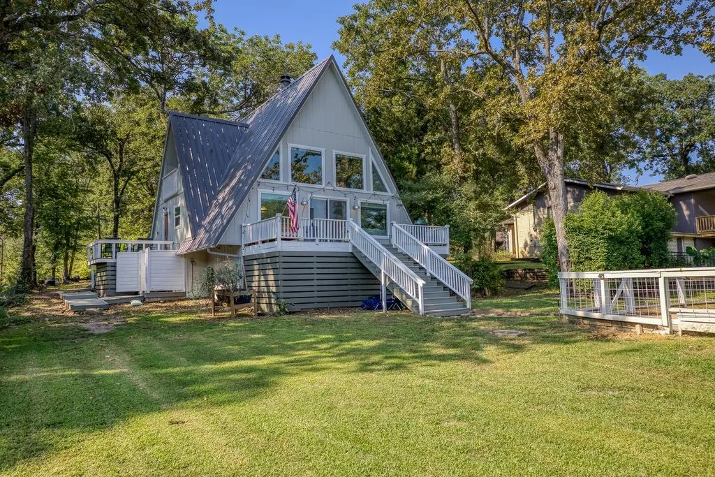 Single Family Residence For Sale in Henderson County , 122 Havens Court, Malakoff, Texas 75148, 3 Bedrooms, 2 Bathrooms, Garage spaces, 2,136 Sqft, built in 1982, Price $599,900, mls#21106985, Real Estate Agent in Malakoff, Homes For Sale in Henderson county, Homes For Sale in Malakoff, Realtor in Malakoff Texas, Real Estate Brokerage Independent Realty Texas, Luminita Cordes Realtor